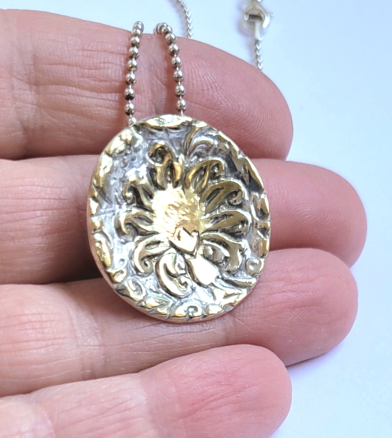 Feinsilber-Medaillon vergoldet | Blumenmuster | Ø 2,55cm Unikat