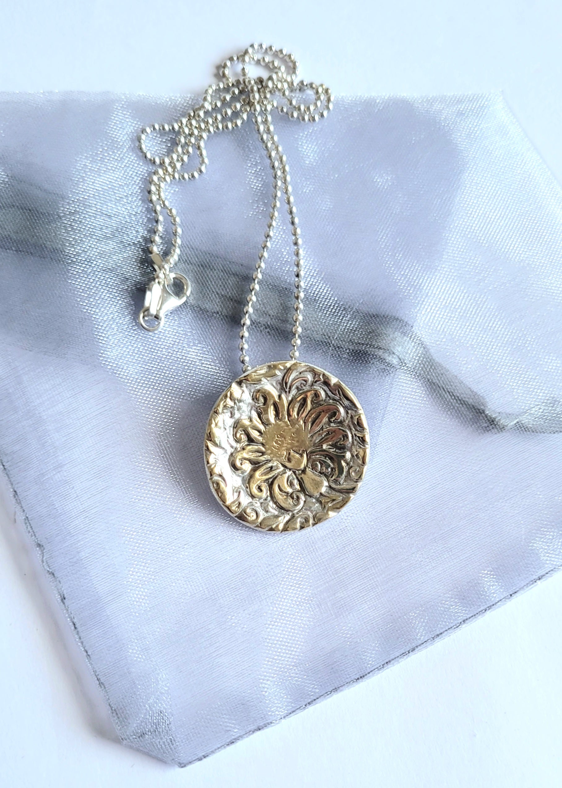 Feinsilber-Medaillon vergoldet | Blumenmuster | Ø 2,55cm Unikat