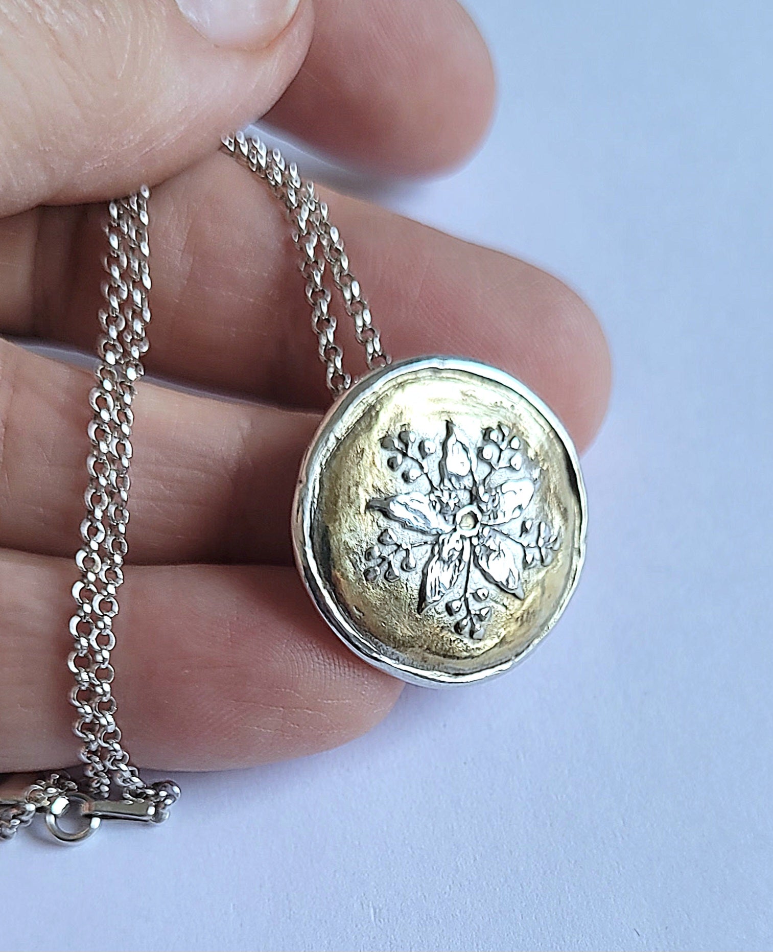 Feinsilber-Medaillon vergoldet | Blumenmuster | Ø 2,25cm Unikat