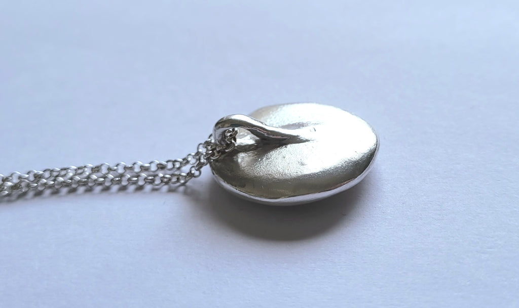 Feinsilber-Medaillon vergoldet | Blumenmuster | Ø 2,25cm Unikat