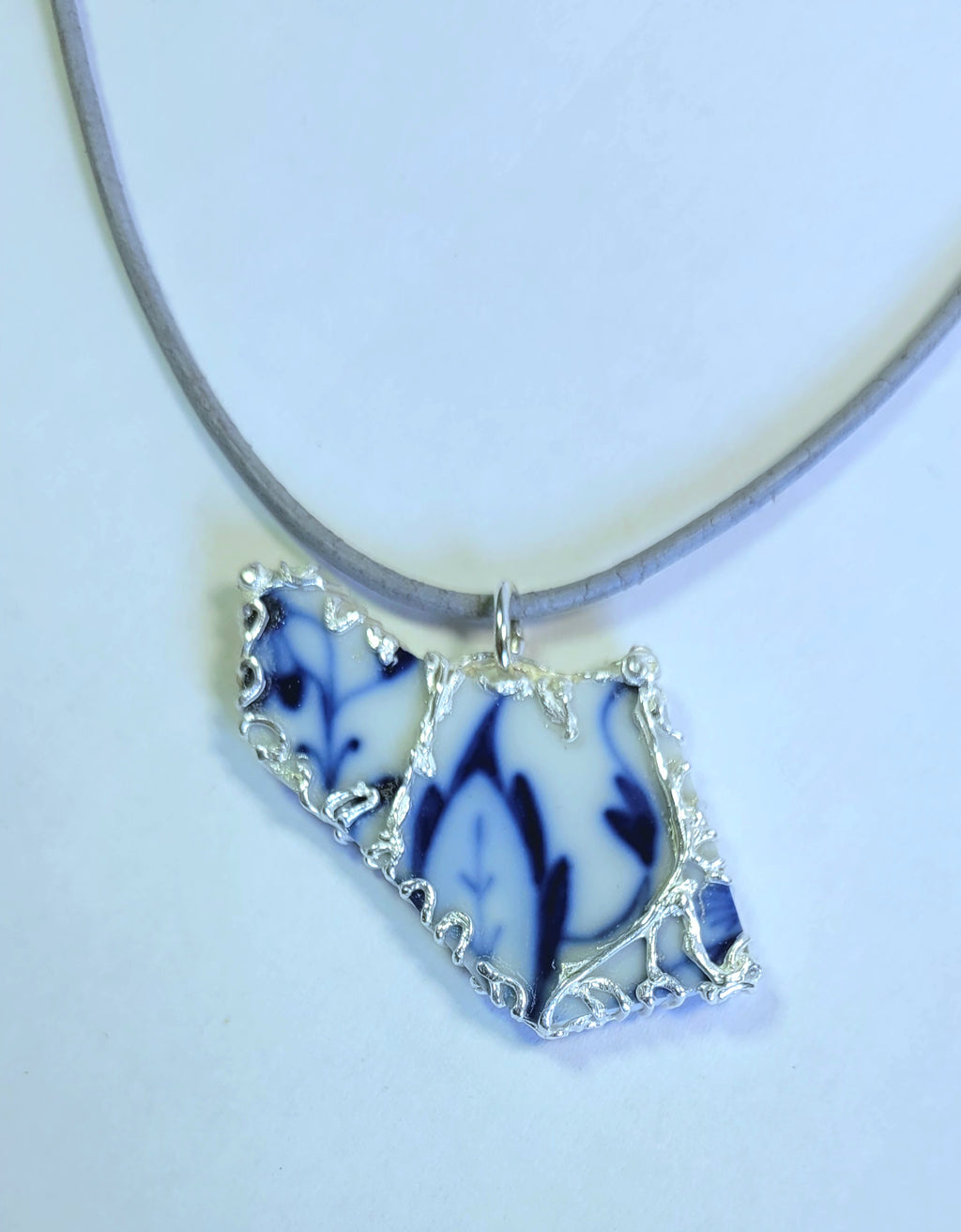 Porzellan-Kettenanhänger blau-weiß breit | Silberfassung | Unikat