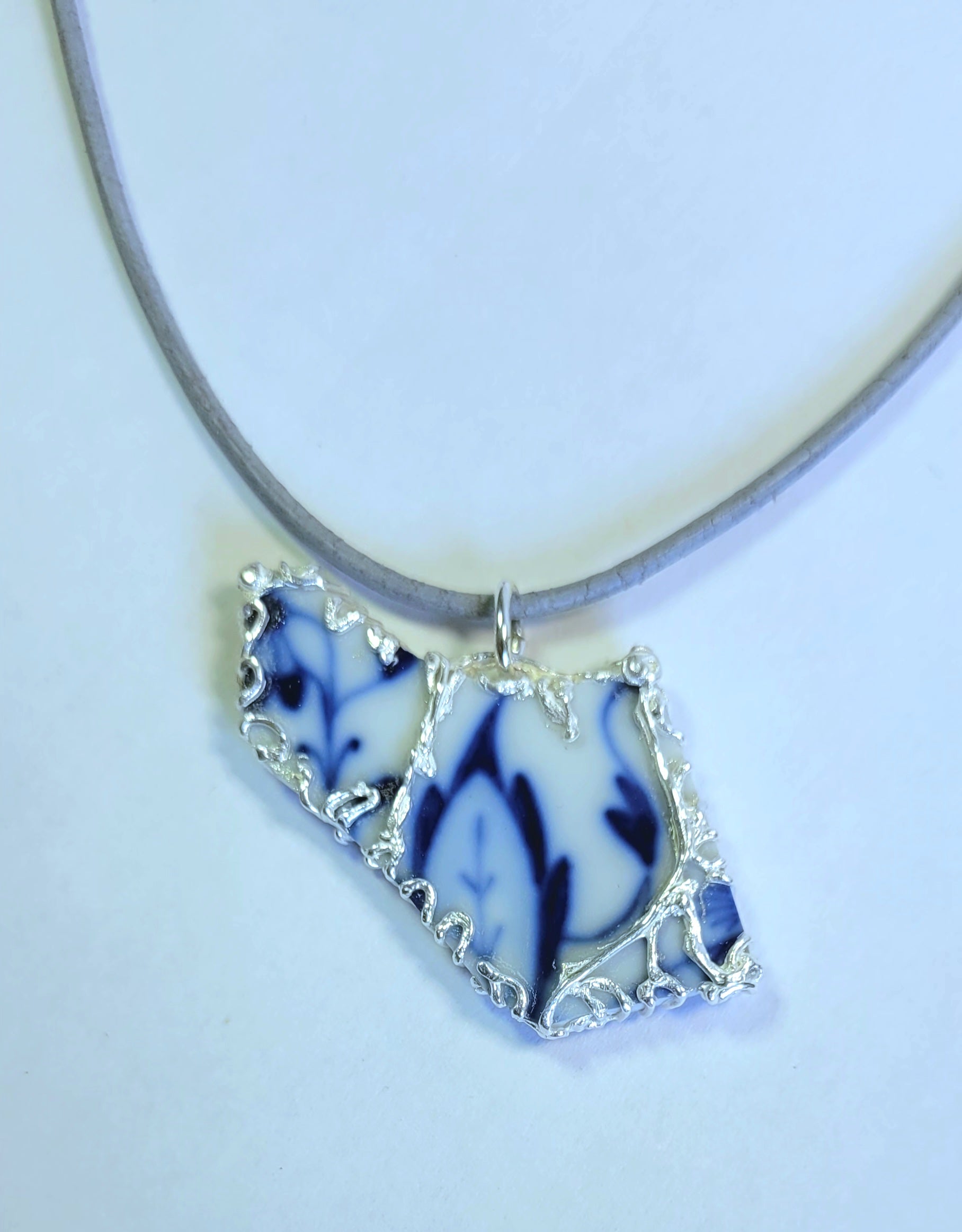Porzellan-Kettenanhänger blau-weiß breit | Silberfassung | Unikat