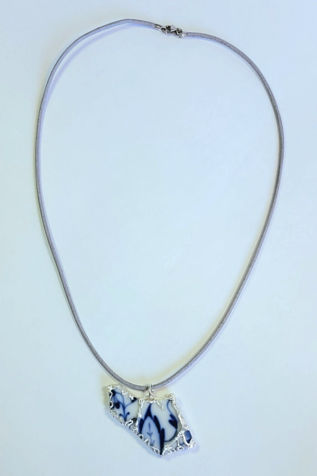 Porzellan-Kettenanhänger blau-weiß breit | Silberfassung | Unikat