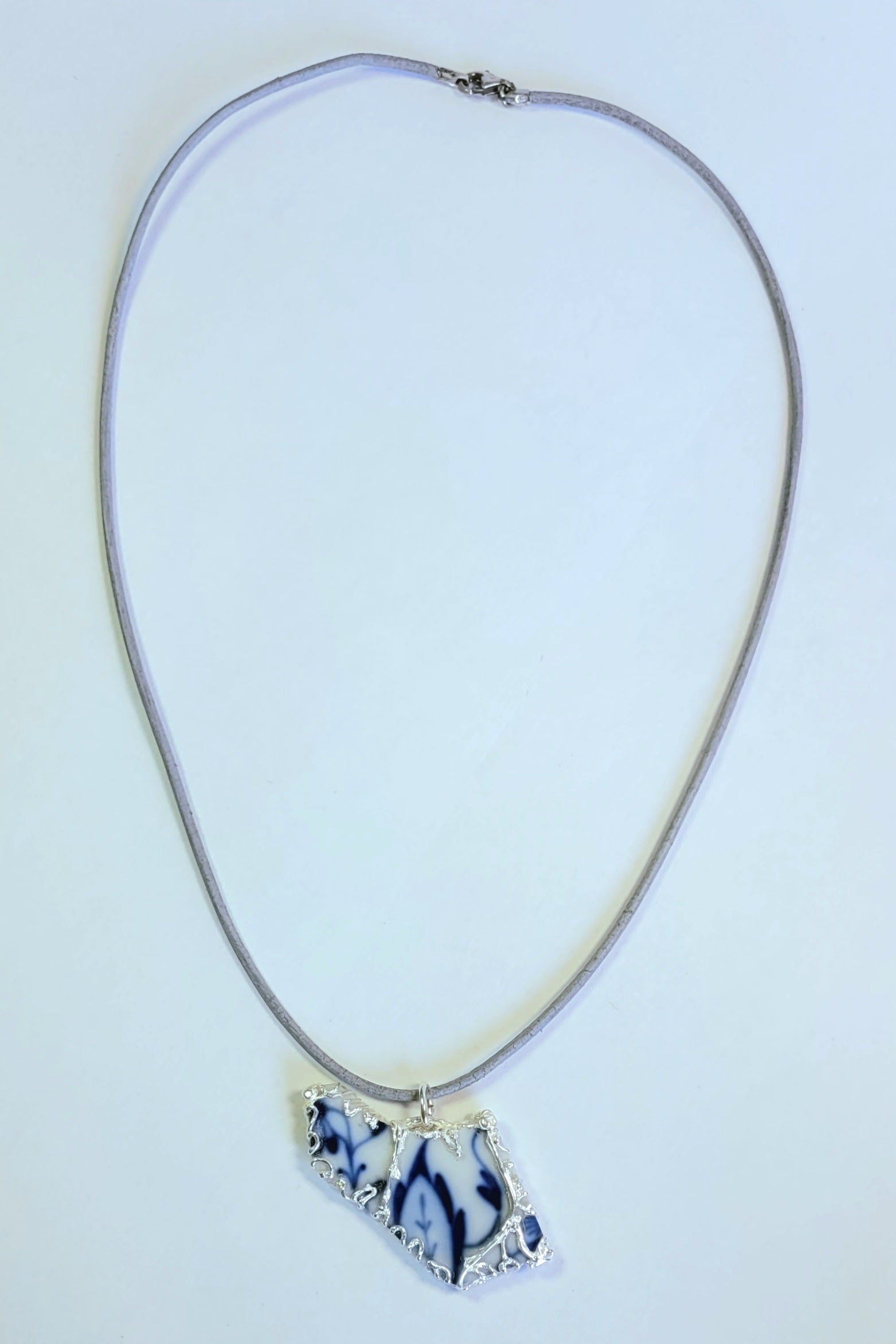 Porzellan-Kettenanhänger blau-weiß breit | Silberfassung | Unikat