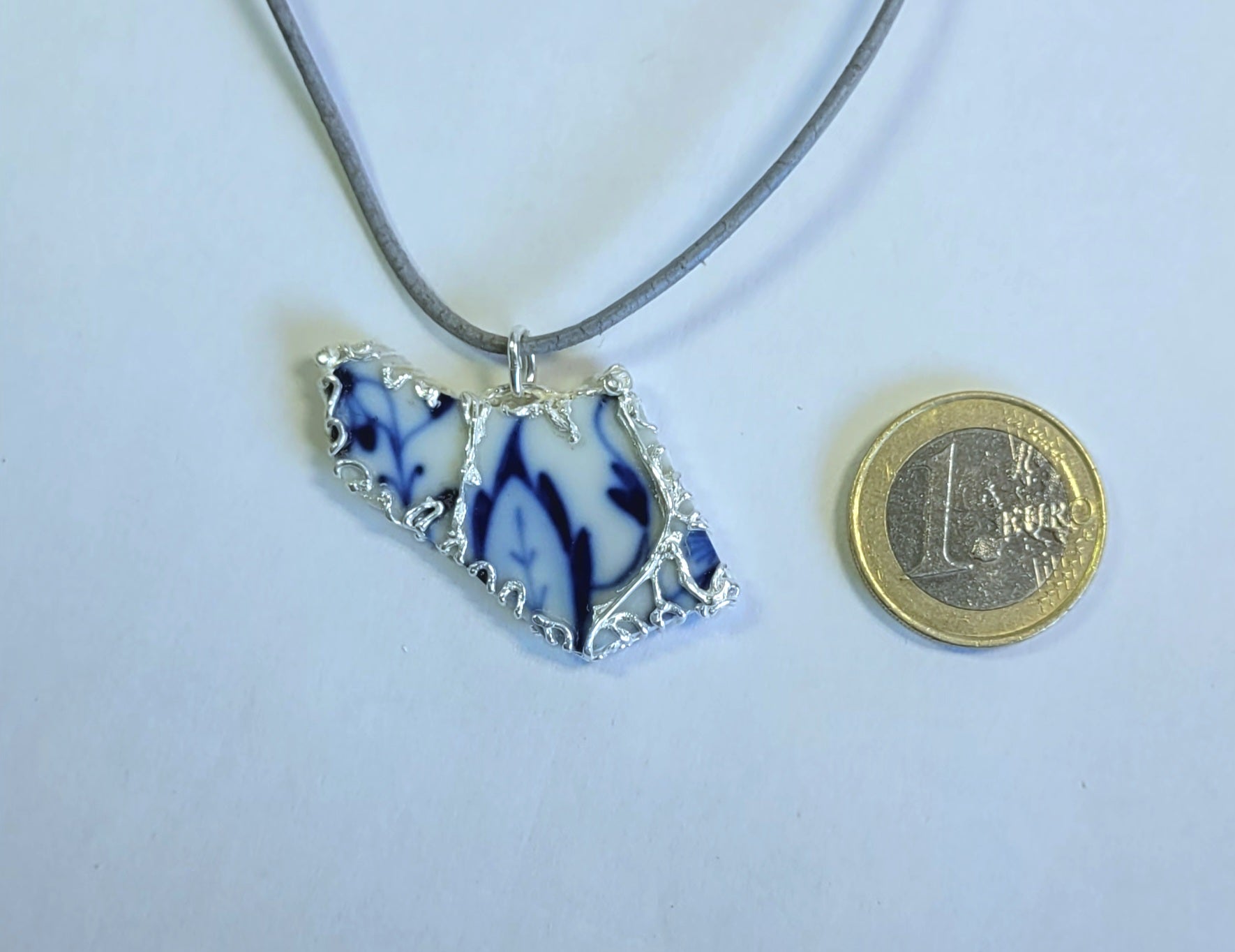 Porzellan-Kettenanhänger blau-weiß breit | Silberfassung | Unikat