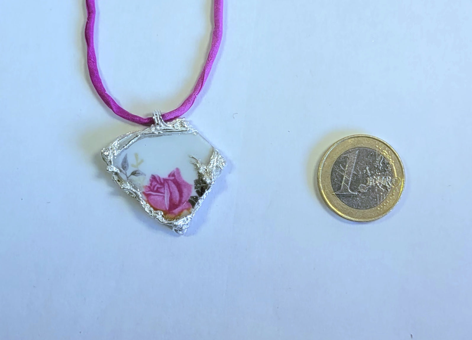 Porzellan-Kettenanhänger mit Rose | Silberfassung | Unikat Handarbeit