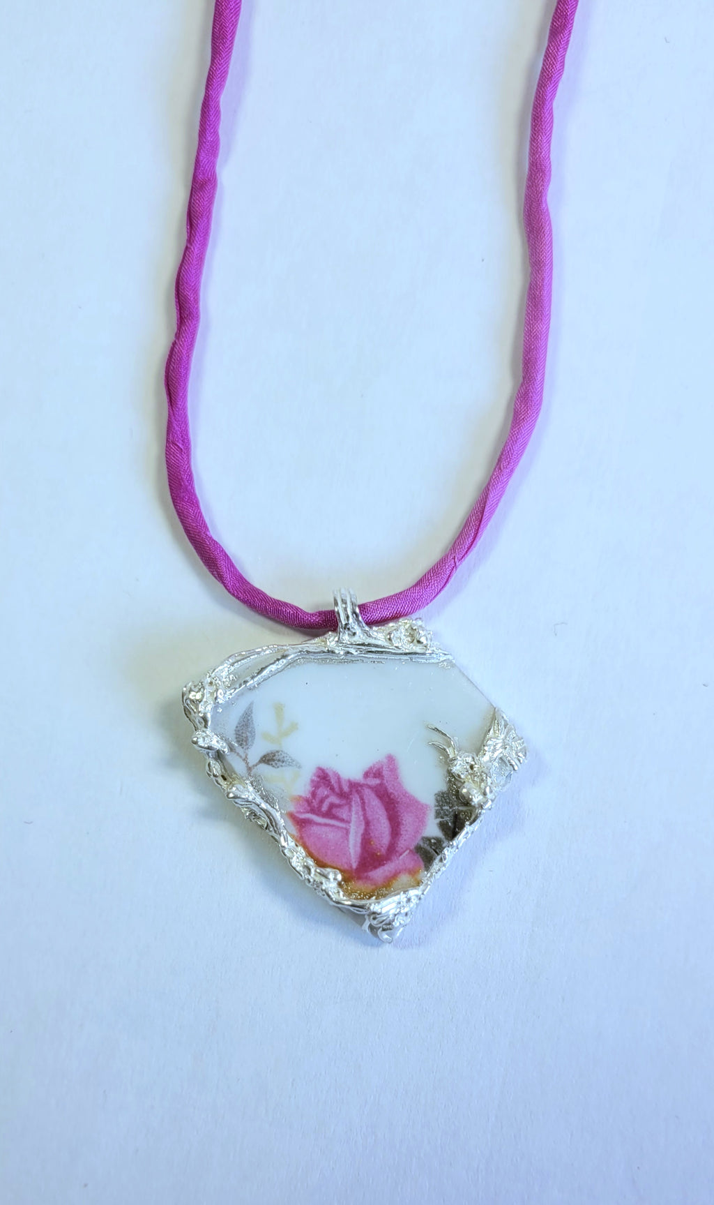 Porzellan-Kettenanhänger mit Rose | Silberfassung | Unikat Handarbeit