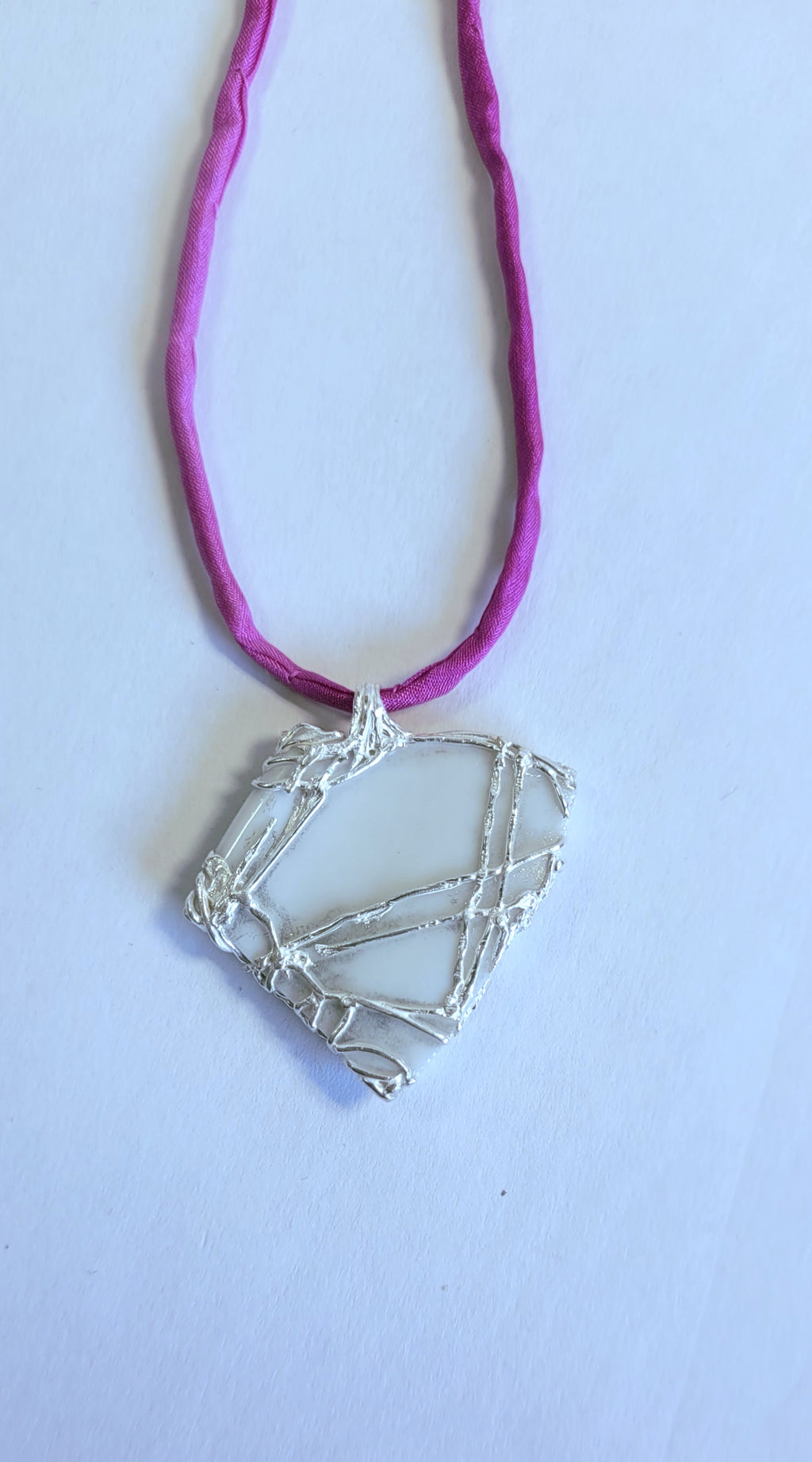 Porzellan-Kettenanhänger mit Rose | Silberfassung | Unikat Handarbeit