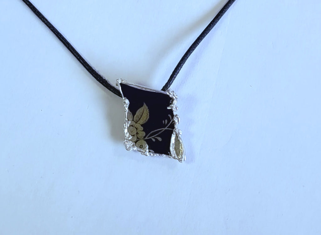 Porzellan-Kettenanhänger blau | Goldmuster | Silberfassung Unikat