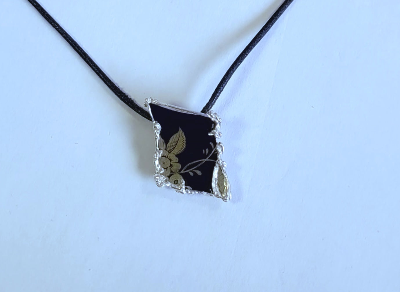 Porzellan-Kettenanhänger blau | Goldmuster | Silberfassung Unikat