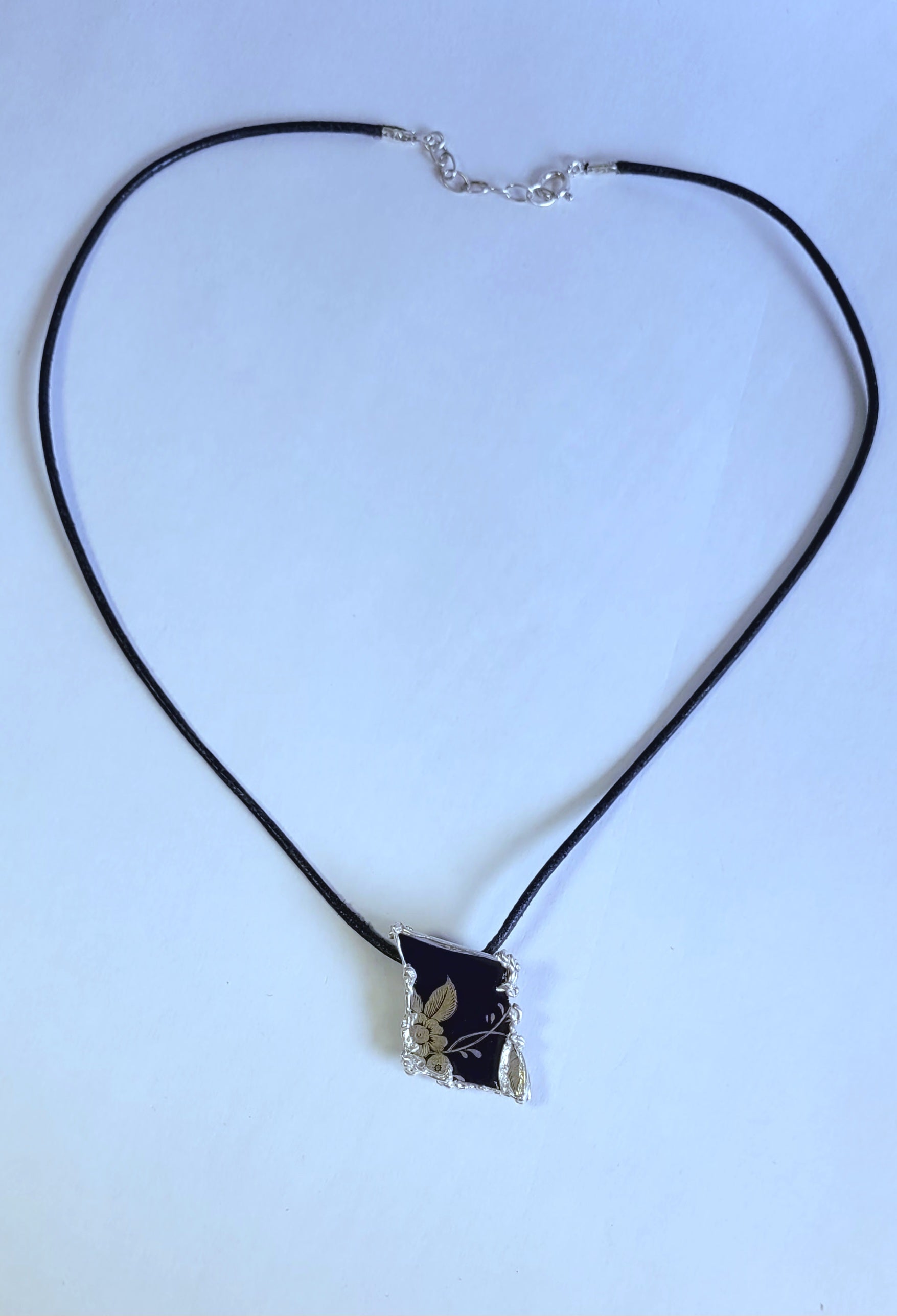 Porzellan-Kettenanhänger blau | Goldmuster | Silberfassung Unikat