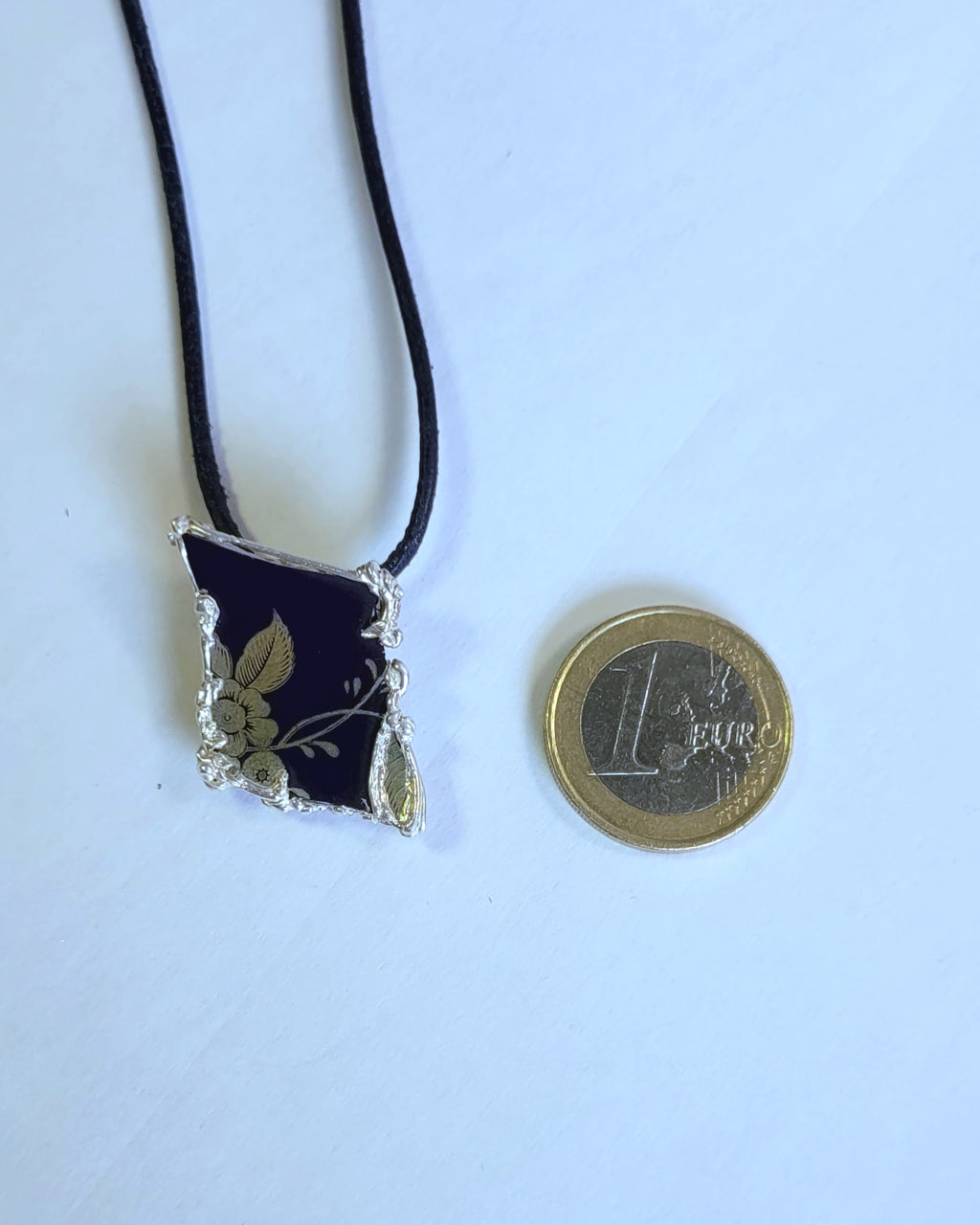 Porzellan-Kettenanhänger blau | Goldmuster | Silberfassung Unikat