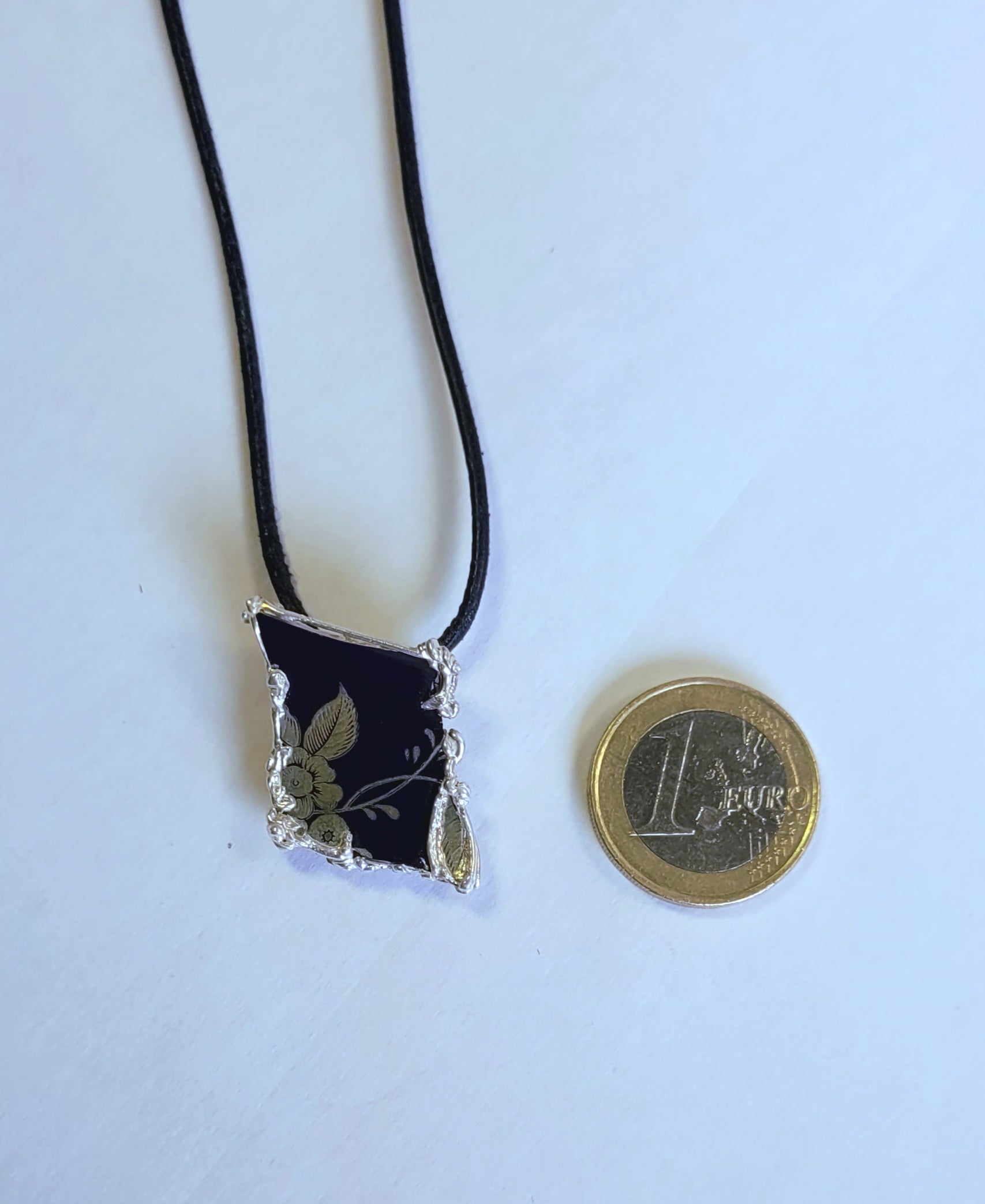 Porzellan-Kettenanhänger blau | Goldmuster | Silberfassung Unikat