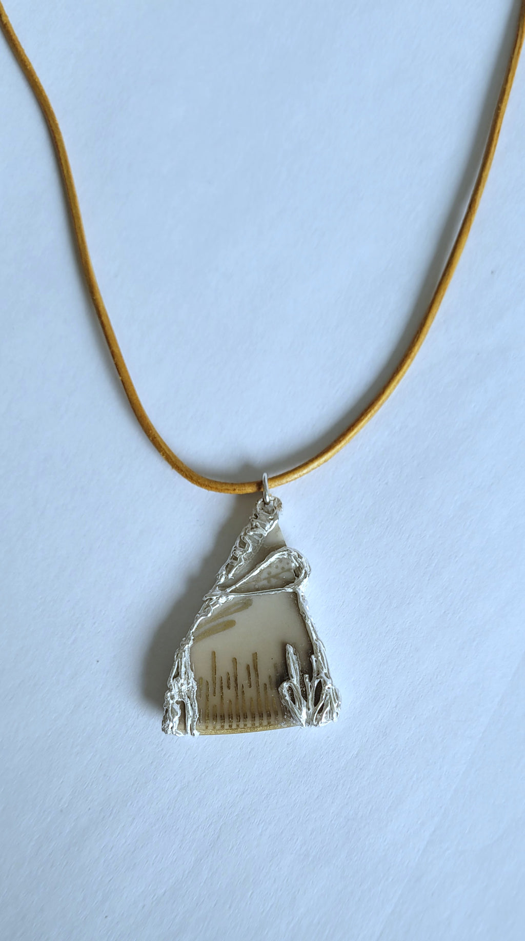 Porzellan-Kettenanhänger beige-gold | Silberfassung | Einzelstück