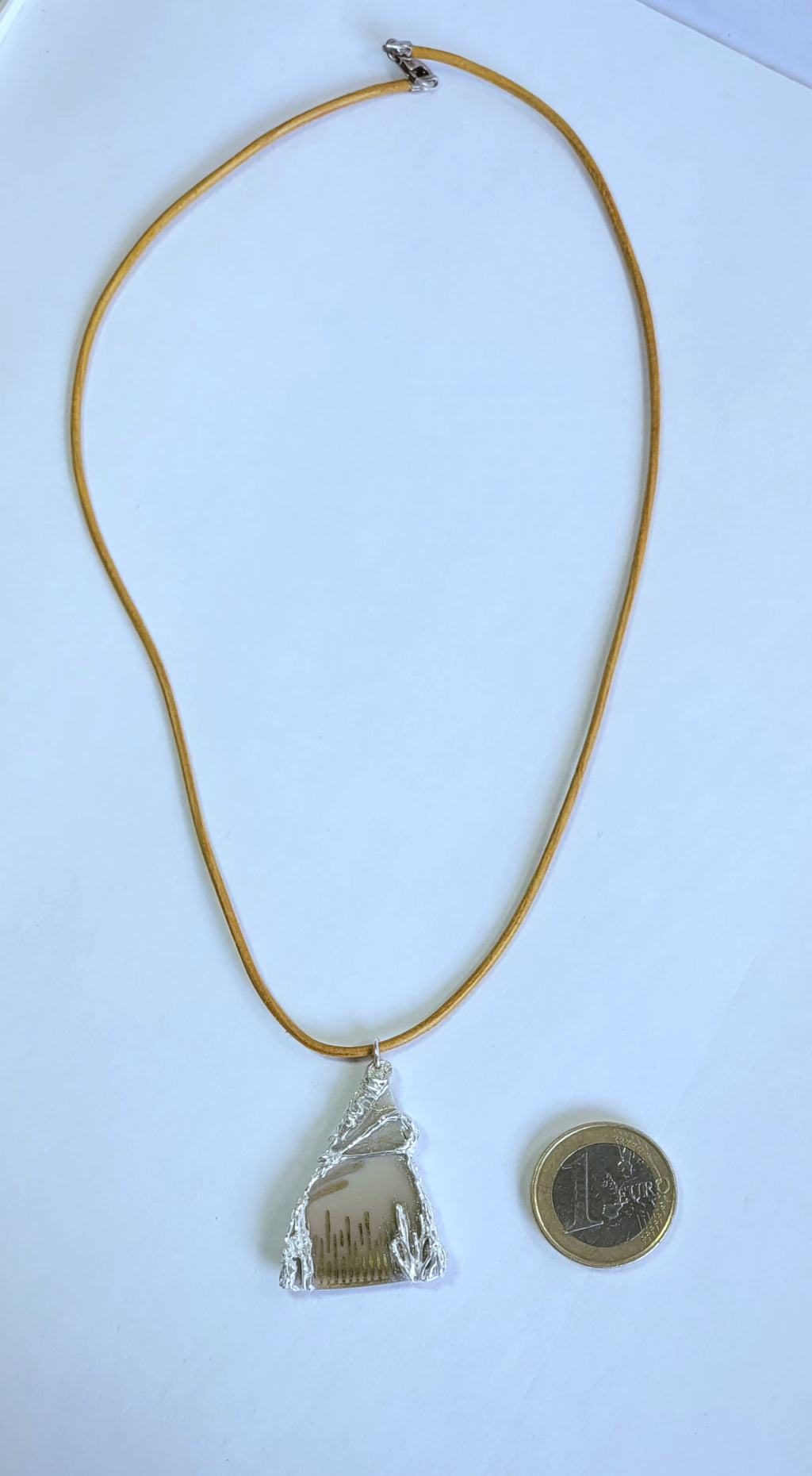 Porzellan-Kettenanhänger beige-gold | Silberfassung | Einzelstück