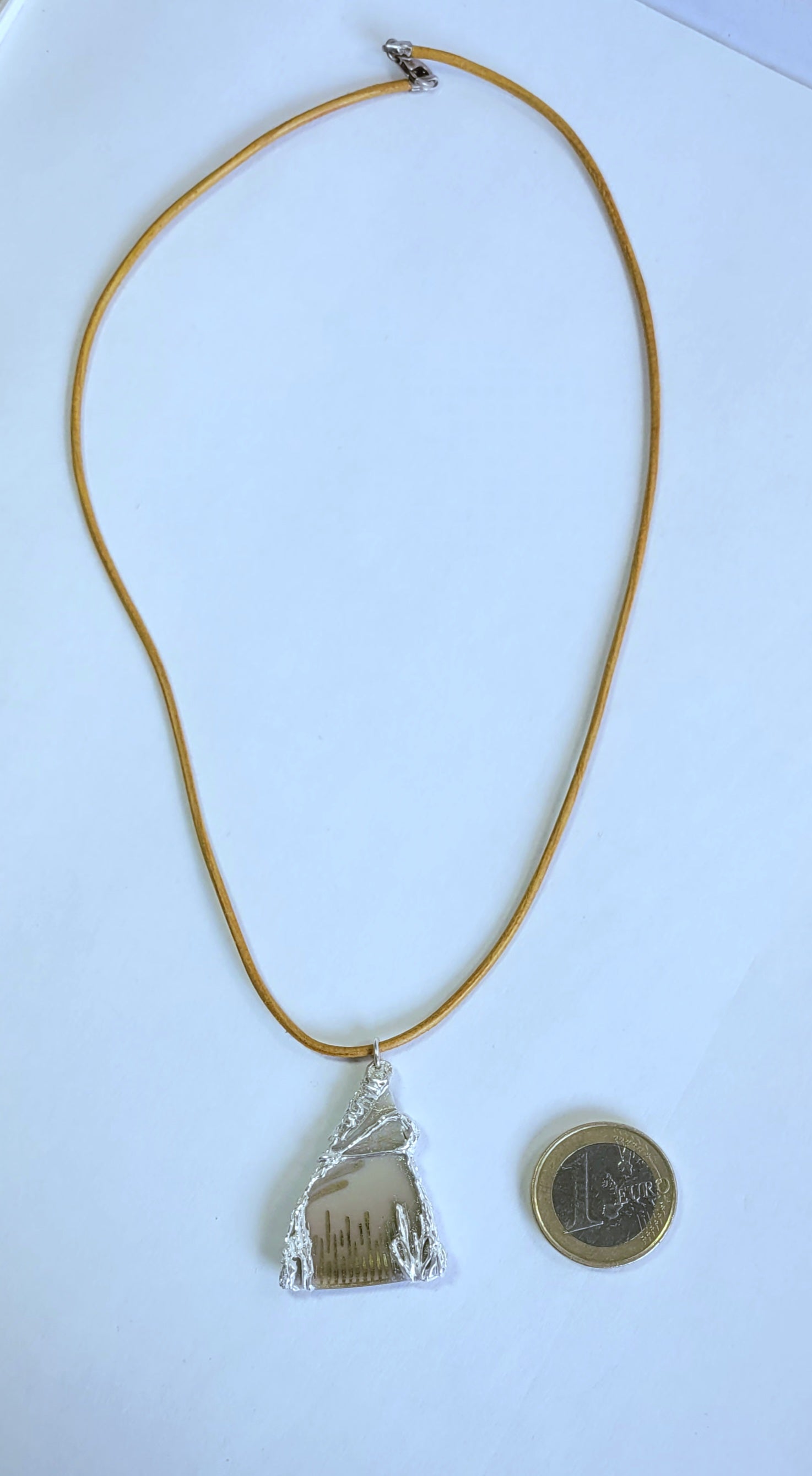 Porzellan-Kettenanhänger beige-gold | Silberfassung | Einzelstück