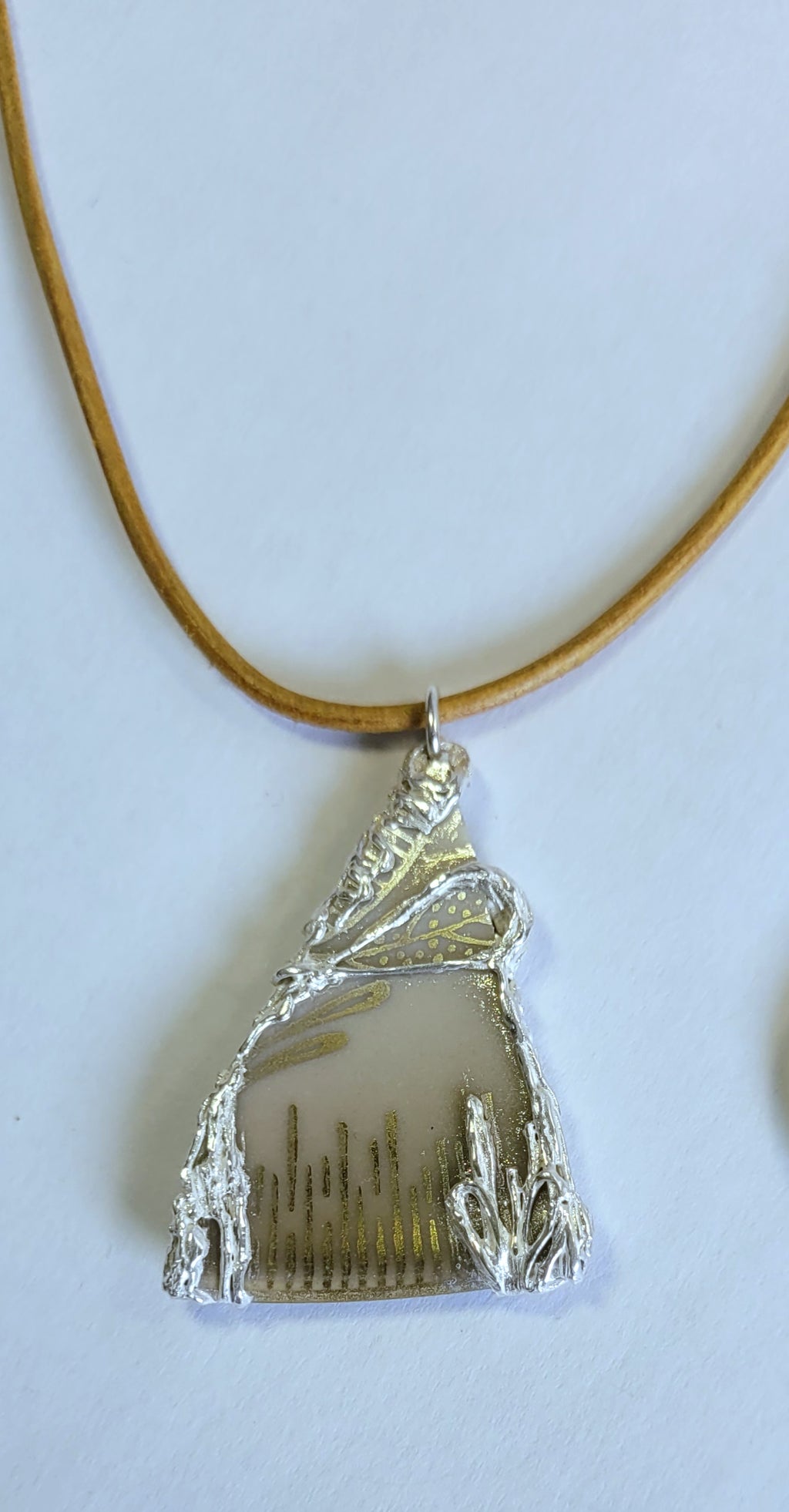 Porzellan-Kettenanhänger beige-gold | Silberfassung | Einzelstück