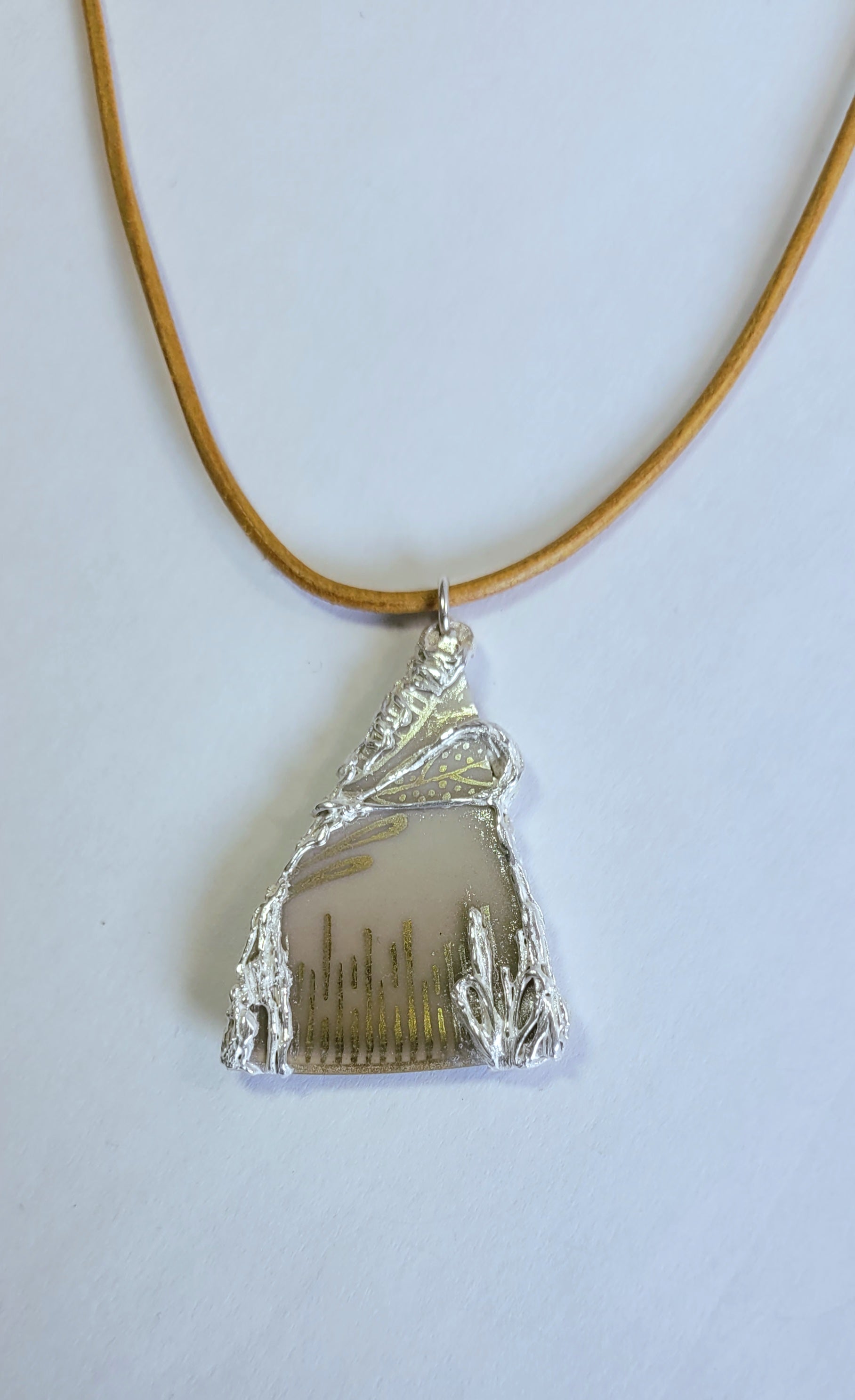 Porzellan-Kettenanhänger beige-gold | Silberfassung | Einzelstück