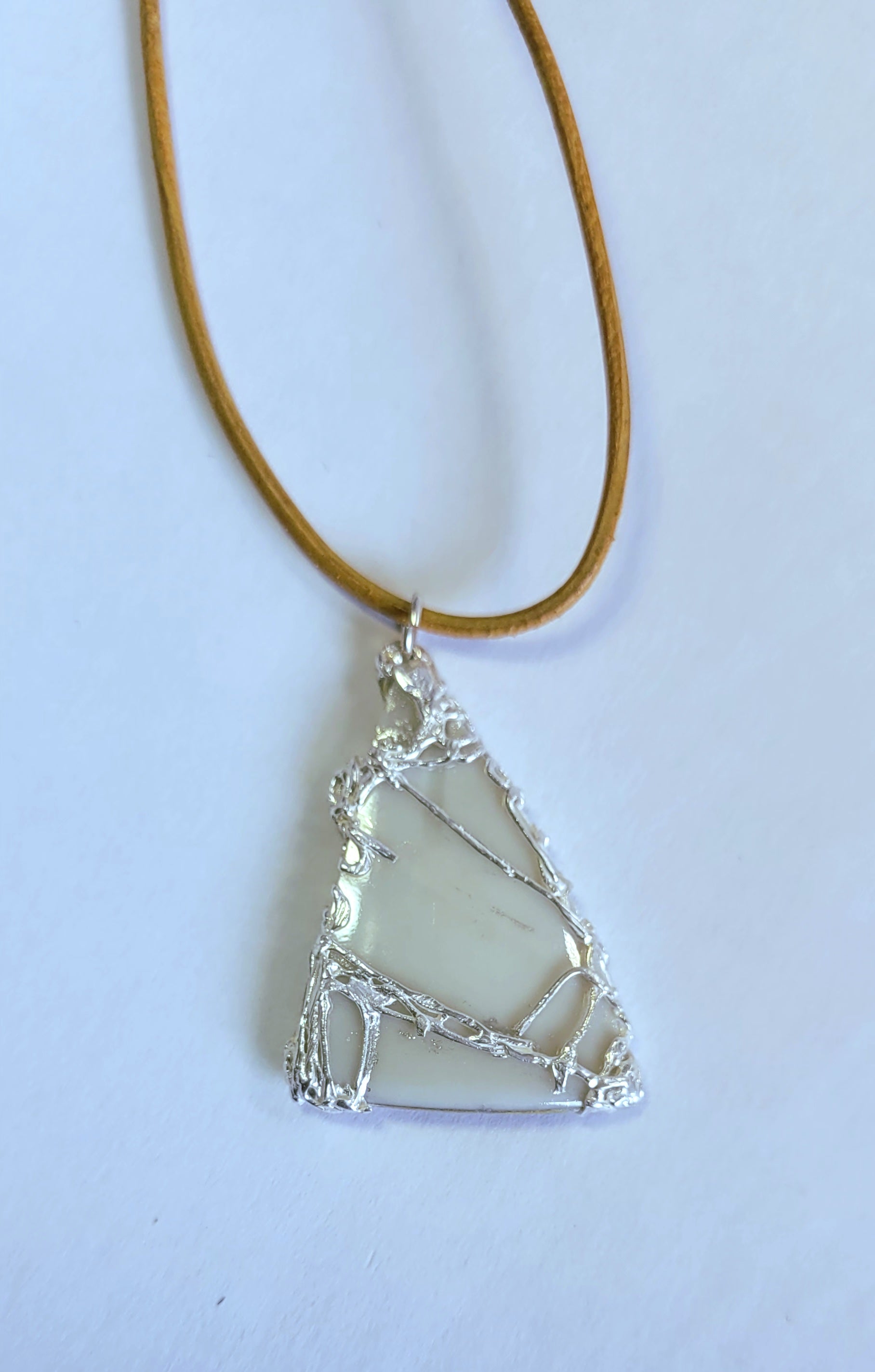 Porzellan-Kettenanhänger beige-gold | Silberfassung | Einzelstück