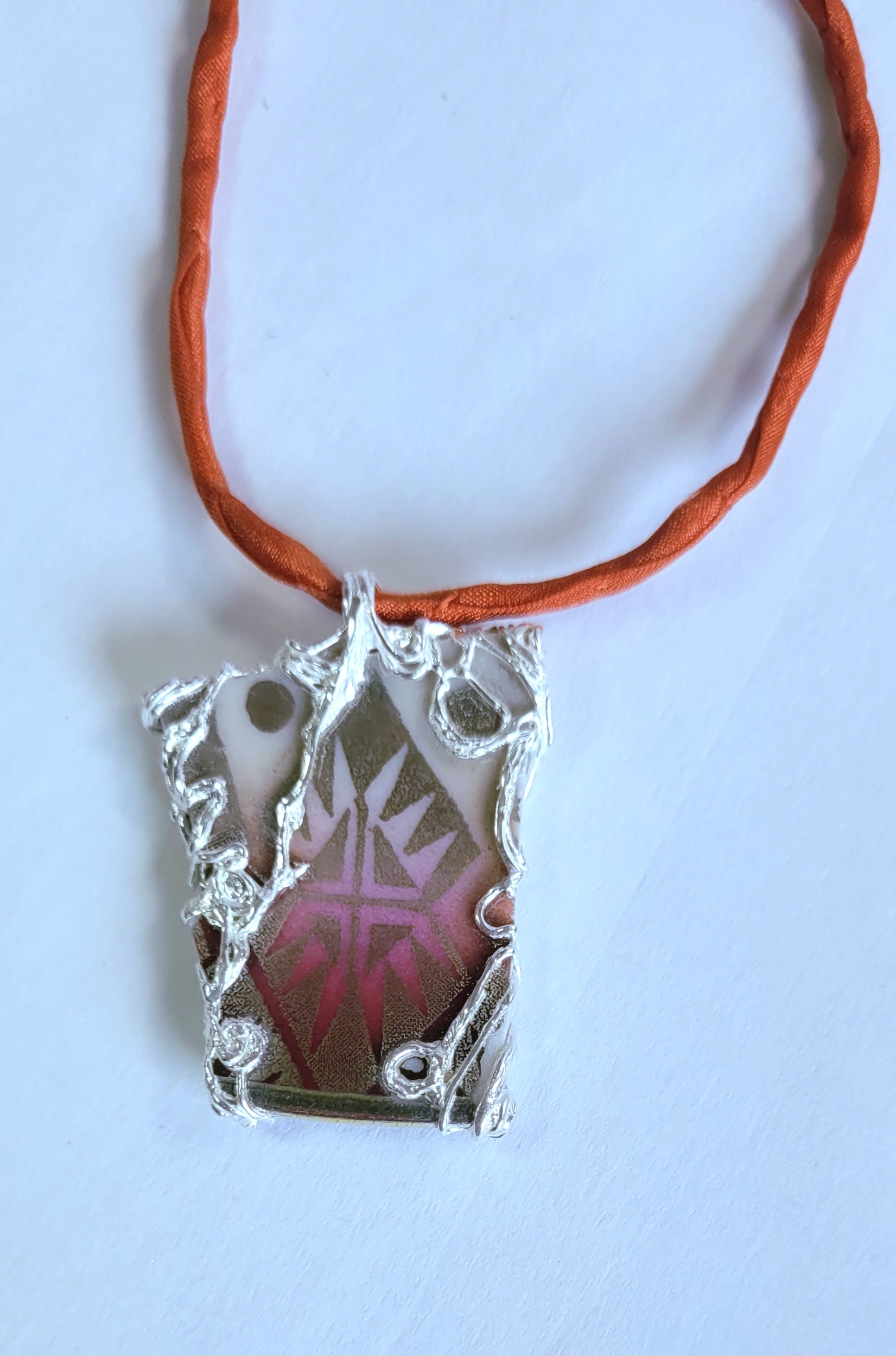 Porzellan-Kettenanhänger viereckig rot-gold | Silberfassung | Einzelstück