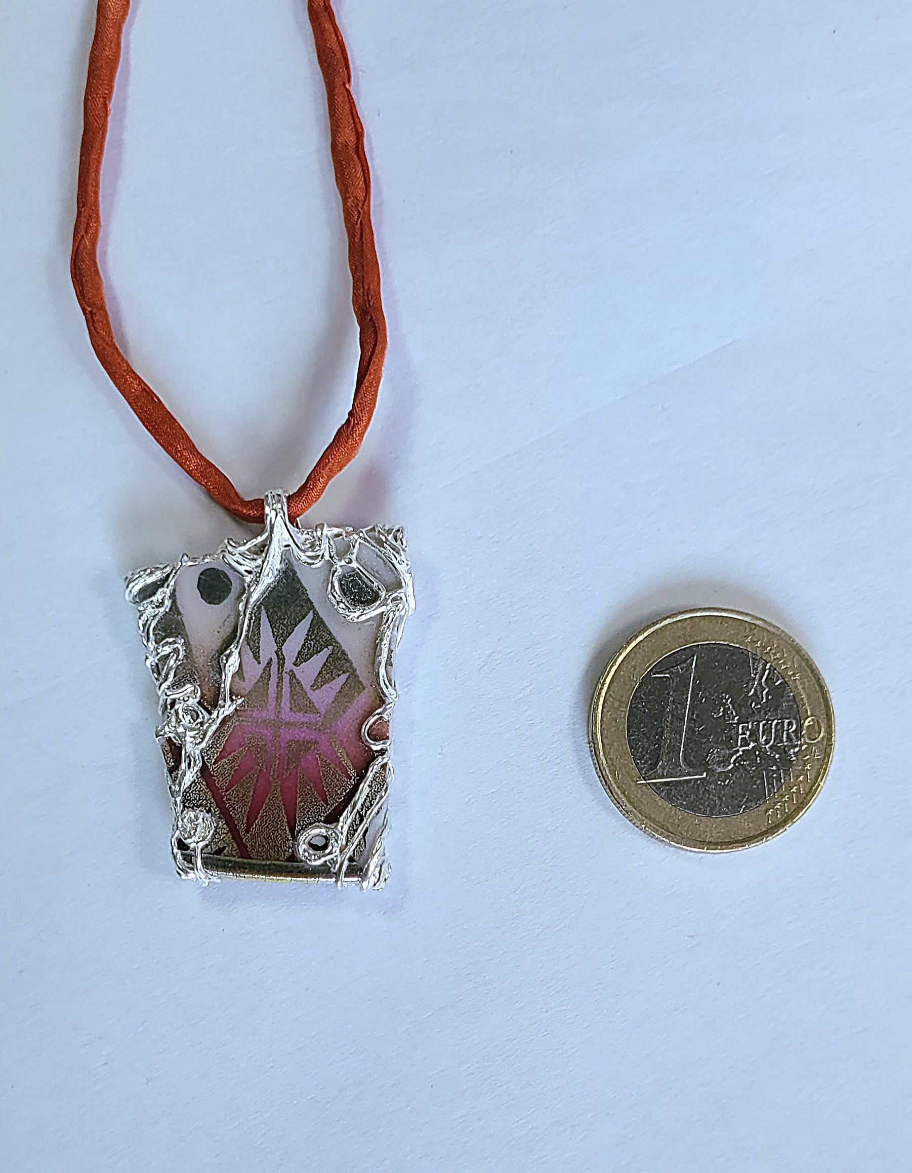 Porzellan-Kettenanhänger viereckig rot-gold | Silberfassung | Einzelstück