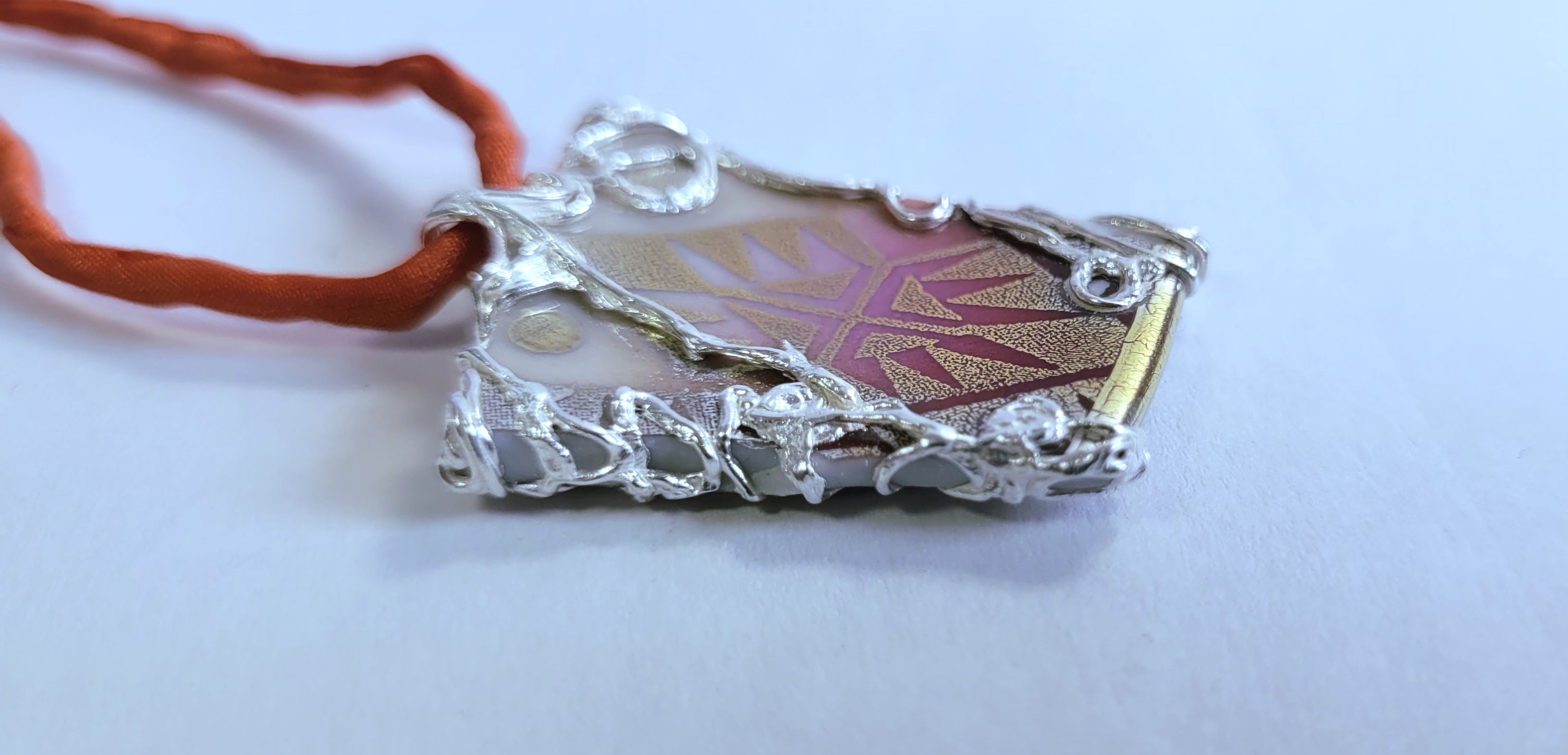 Porzellan-Kettenanhänger viereckig rot-gold | Silberfassung | Einzelstück