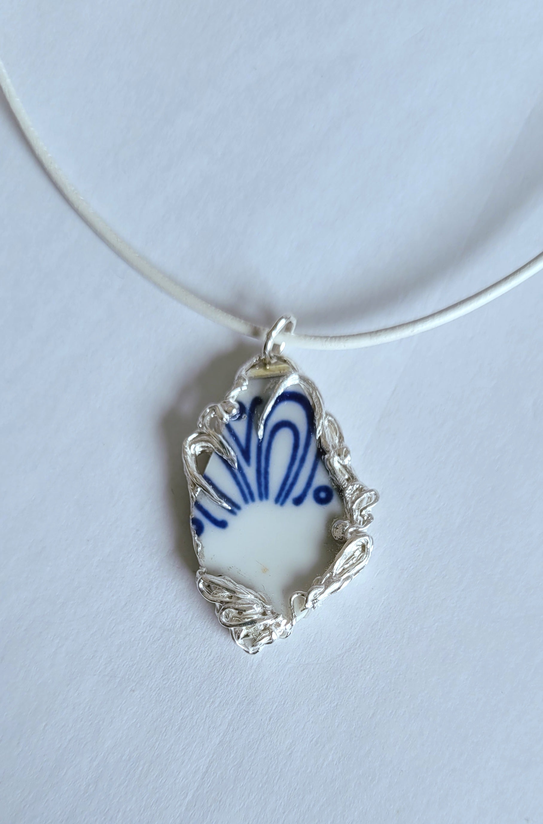 Porzellan-Kettenanhänger weiß-blau | Silberfassung | Einzelstück