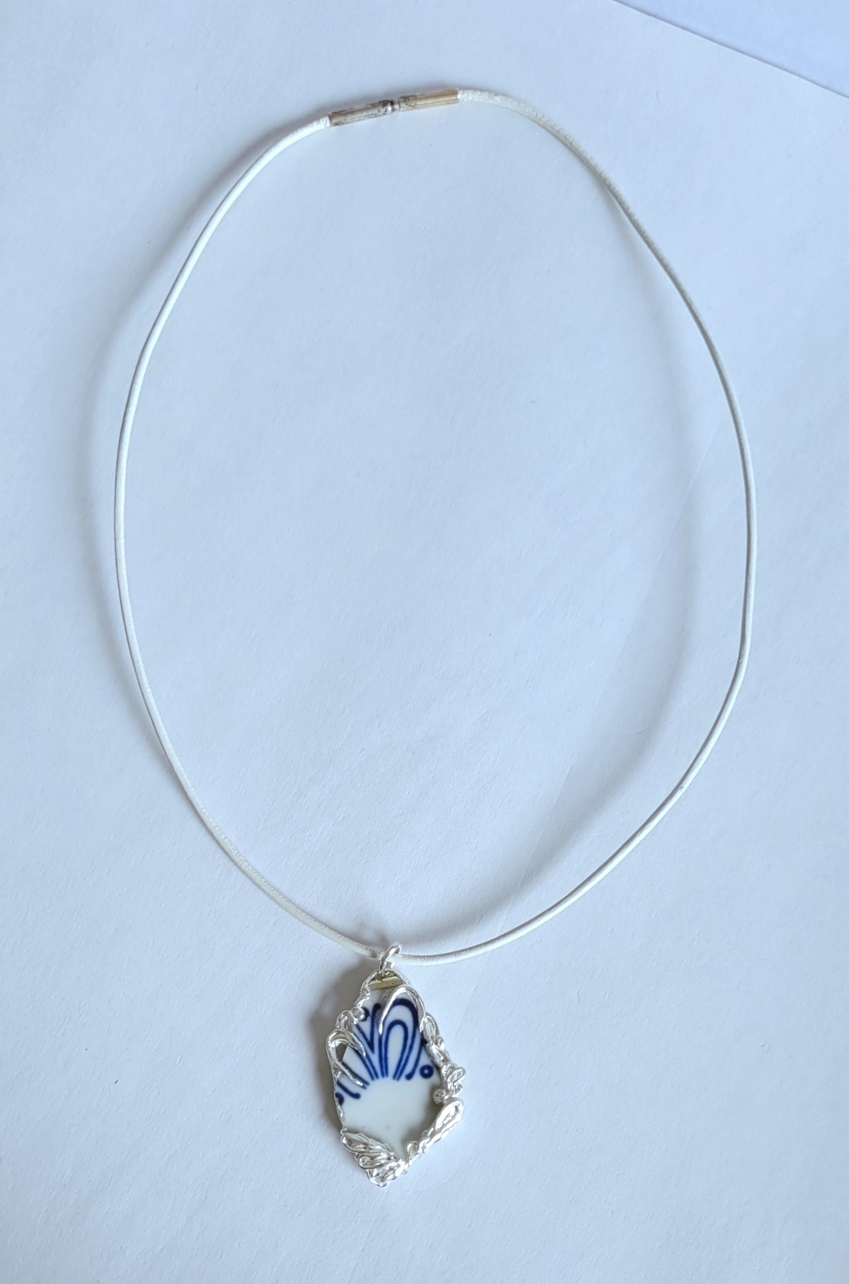 Porzellan-Kettenanhänger weiß-blau | Silberfassung | Einzelstück