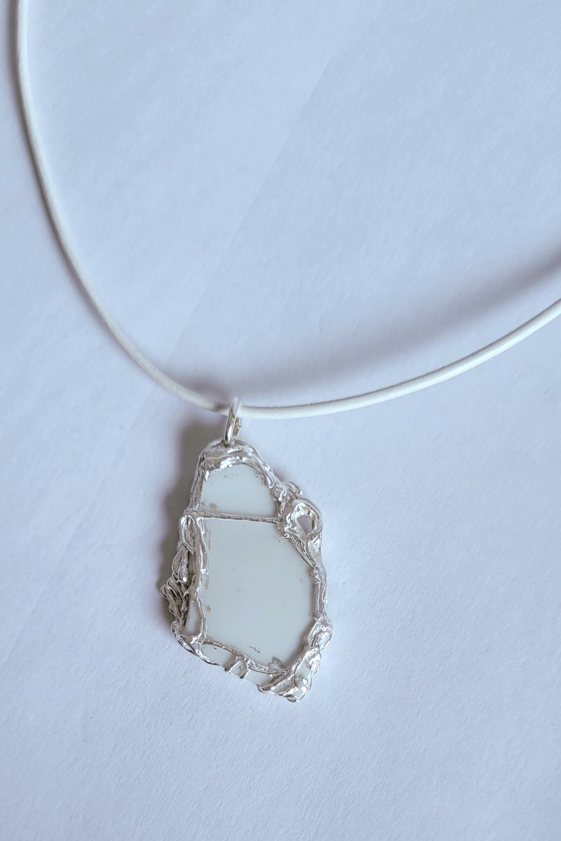 Porzellan-Kettenanhänger weiß-blau | Silberfassung | Einzelstück