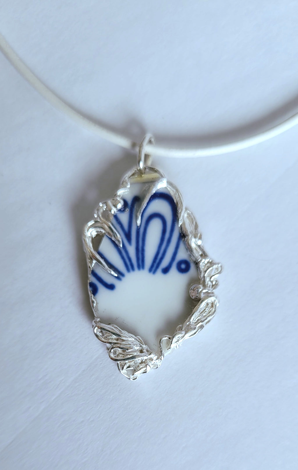 Porzellan-Kettenanhänger weiß-blau | Silberfassung | Einzelstück