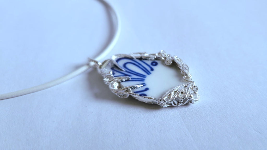 Porzellan-Kettenanhänger weiß-blau | Silberfassung | Einzelstück