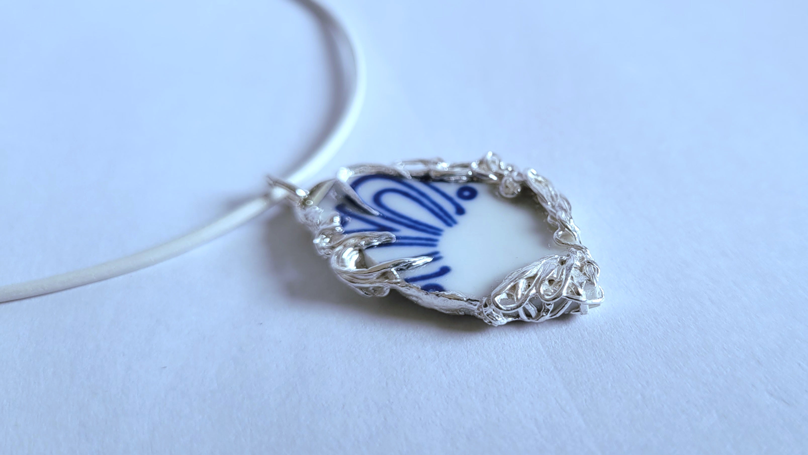 Porzellan-Kettenanhänger weiß-blau | Silberfassung | Einzelstück