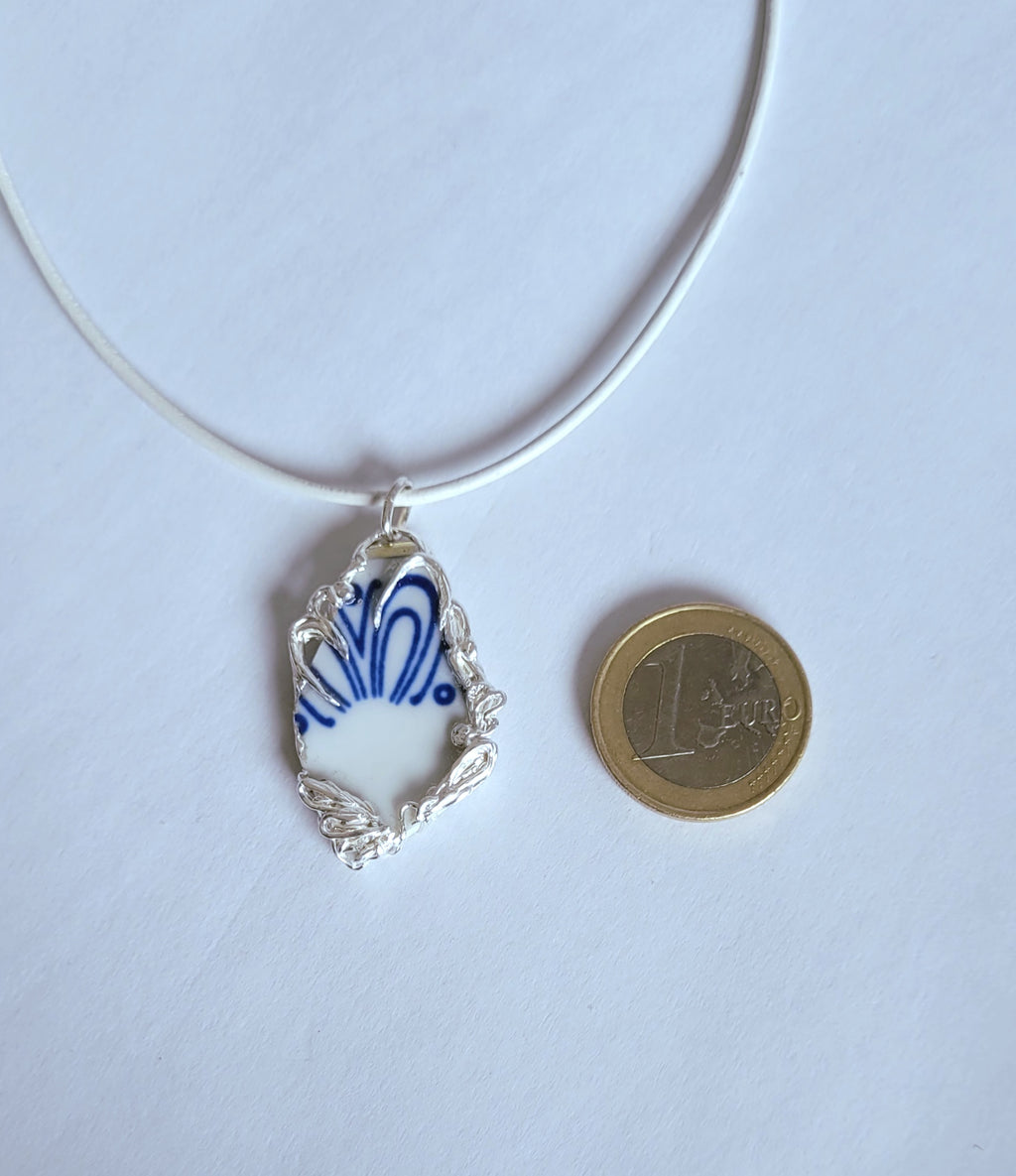 Porzellan-Kettenanhänger weiß-blau | Silberfassung | Einzelstück