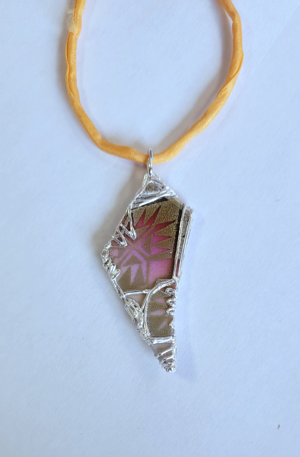 Porzellan-Kettenanhänger rot-gold | Silberfassung | Unikat Handarbeit