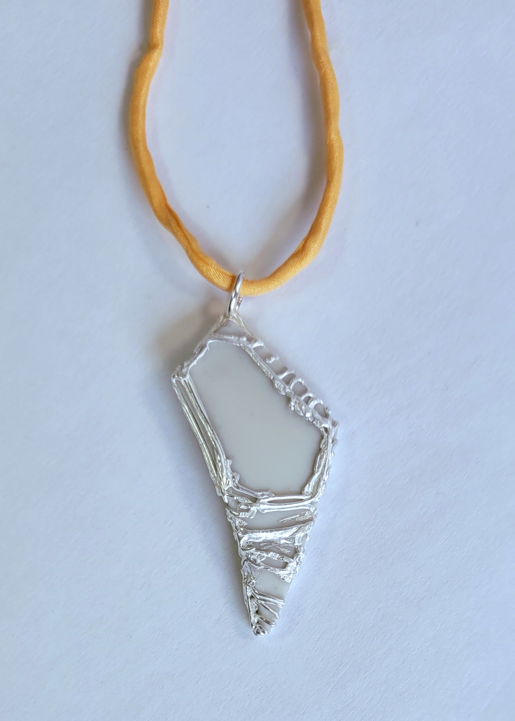 Porzellan-Kettenanhänger rot-gold | Silberfassung | Unikat Handarbeit