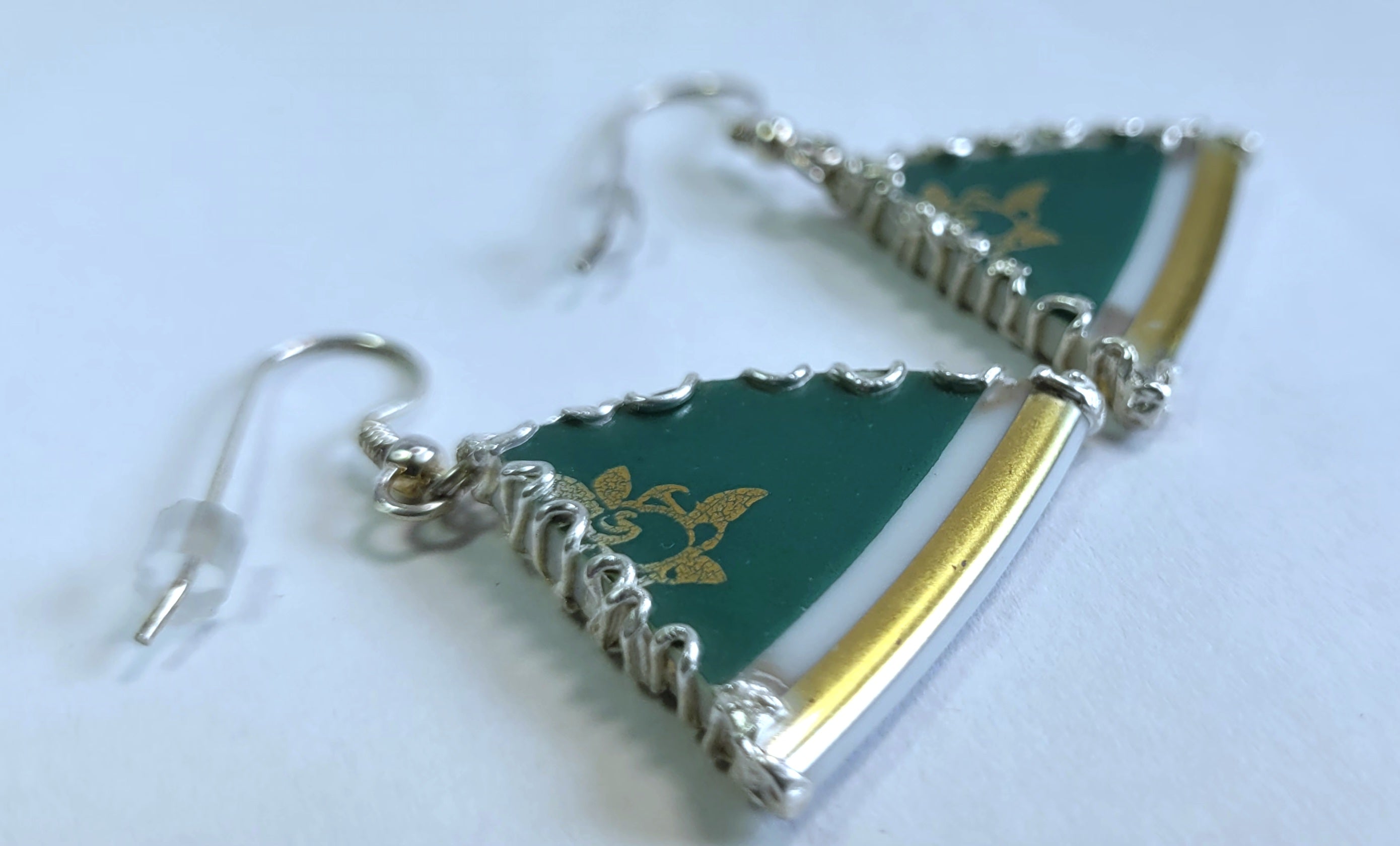 Porzellan-Ohrhänger grün-gold | Blumenmuster | Silberfassung Unikat