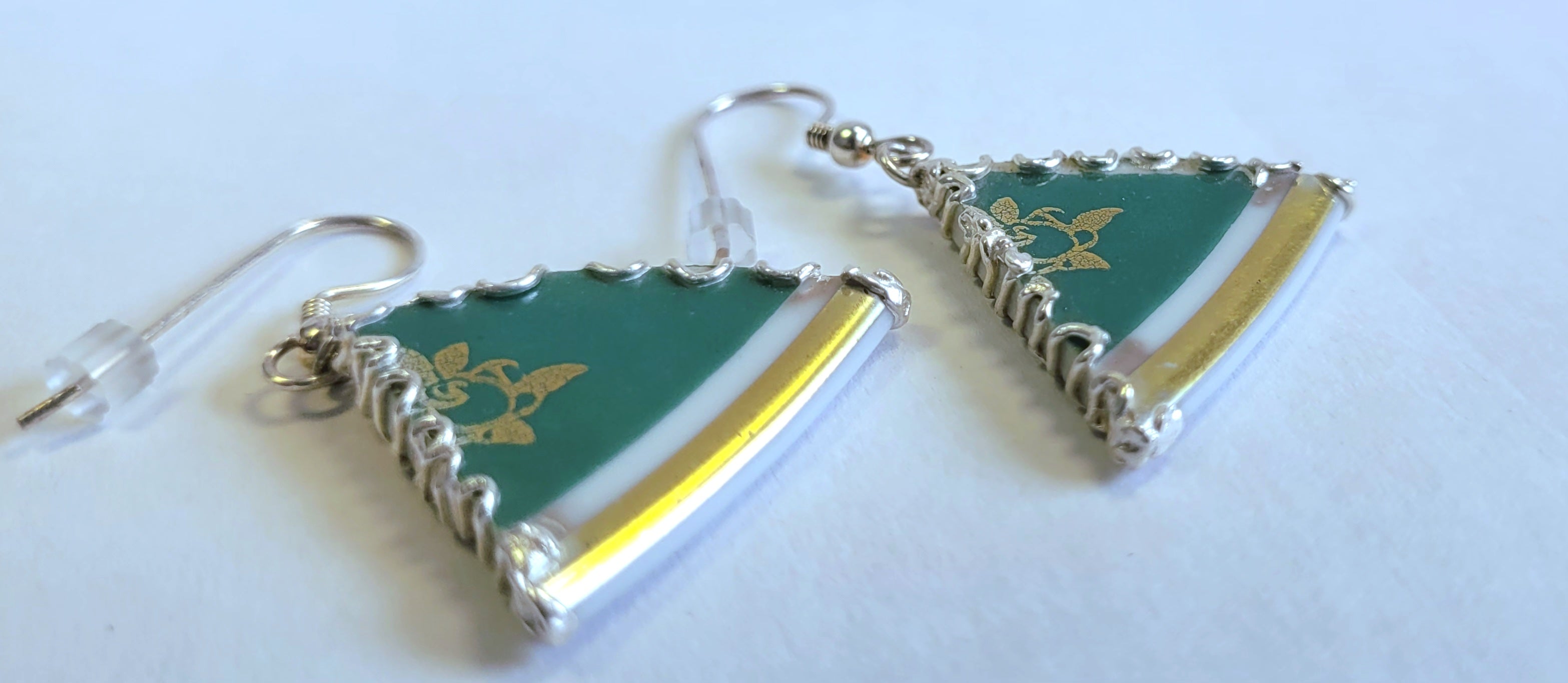 Porzellan-Ohrhänger grün-gold | Blumenmuster | Silberfassung Unikat