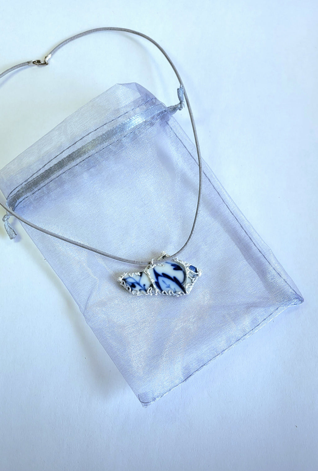 Porzellan-Kettenanhänger blau-weiß breit | Silberfassung | Unikat