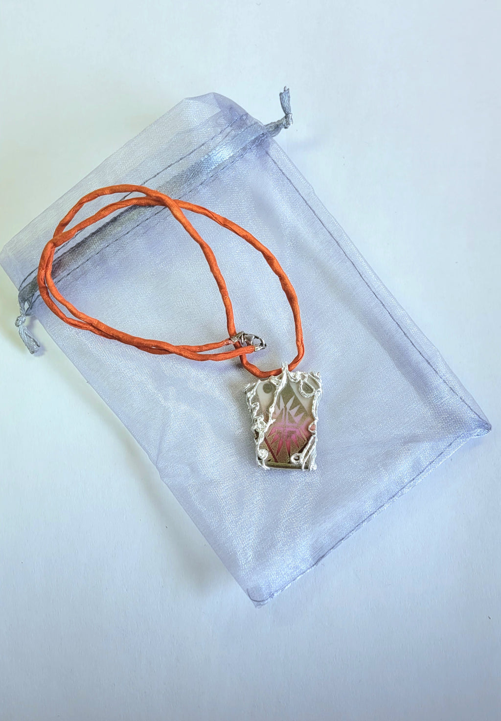 Porzellan-Kettenanhänger viereckig rot-gold | Silberfassung | Einzelstück