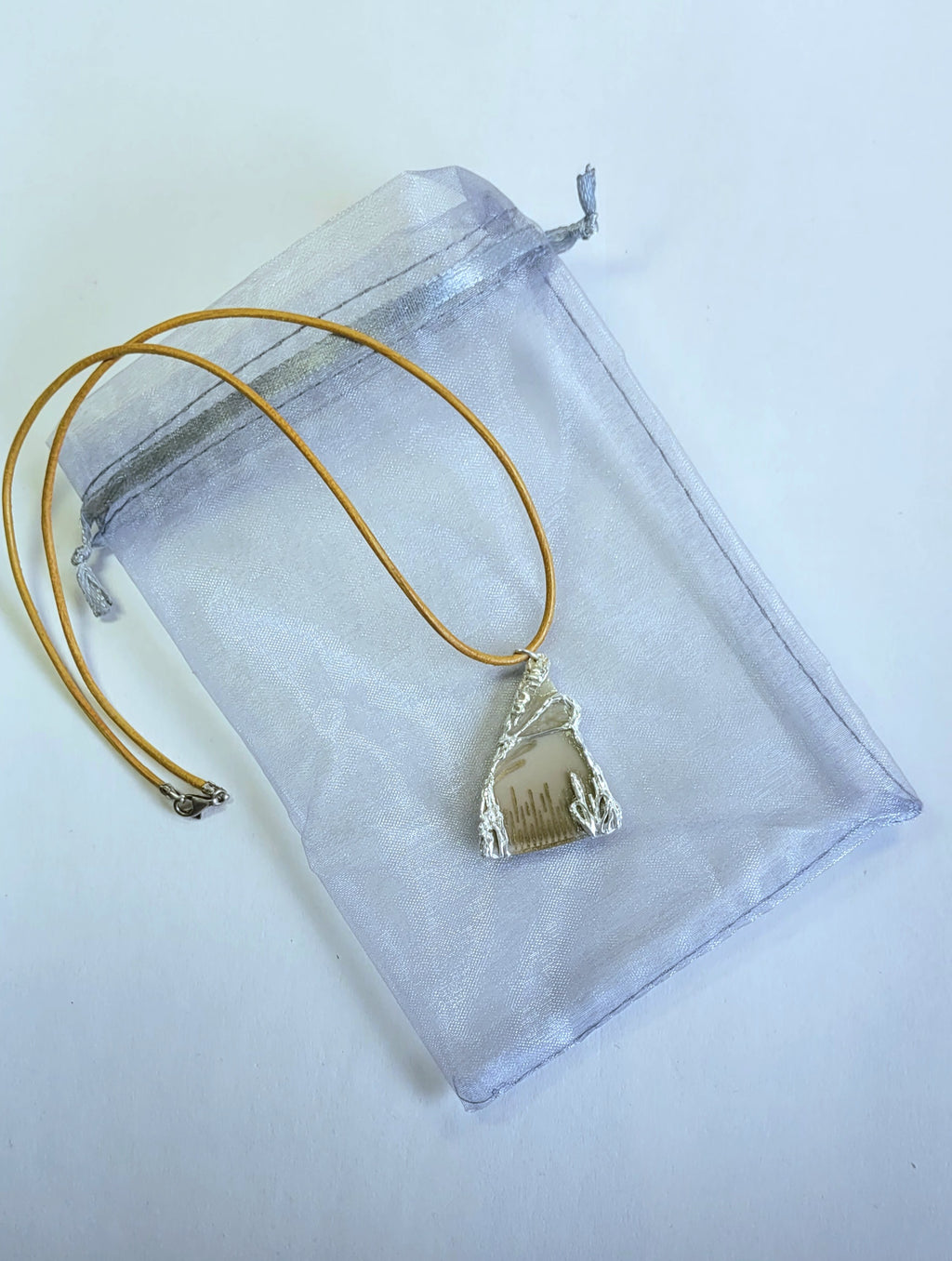 Porzellan-Kettenanhänger beige-gold | Silberfassung | Einzelstück