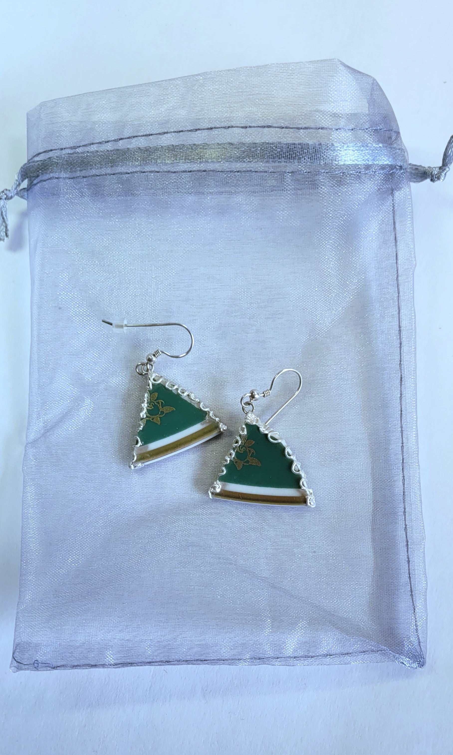 Porzellan-Ohrhänger grün-gold | Blumenmuster | Silberfassung Unikat