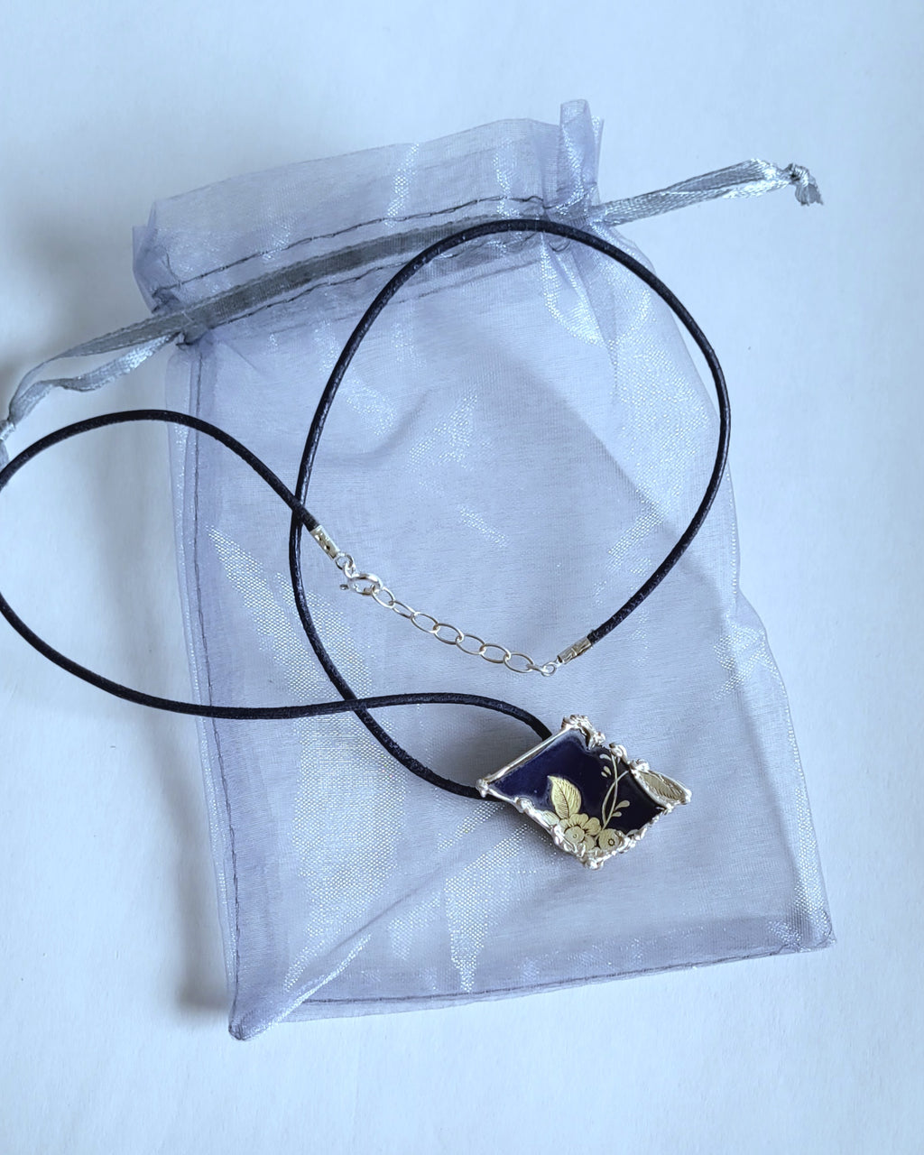 Porzellan-Kettenanhänger blau | Goldmuster | Silberfassung Unikat