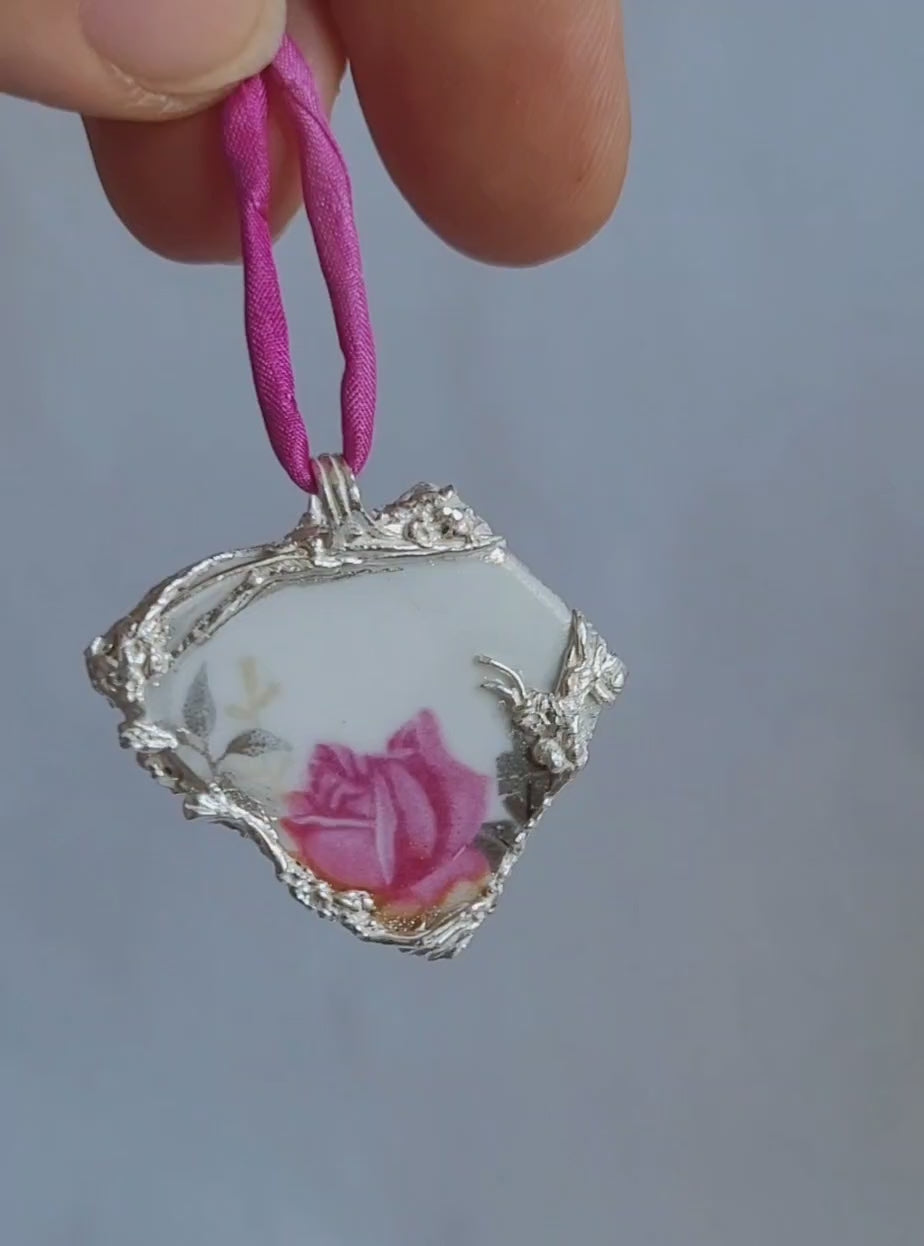 Porzellan-Kettenanhänger mit Rose | Silberfassung | Unikat Handarbeit