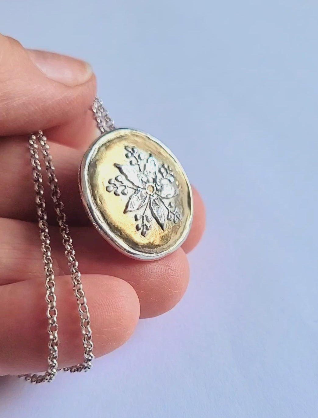 Feinsilber-Medaillon vergoldet | Blumenmuster | Ø 2,25cm Unikat