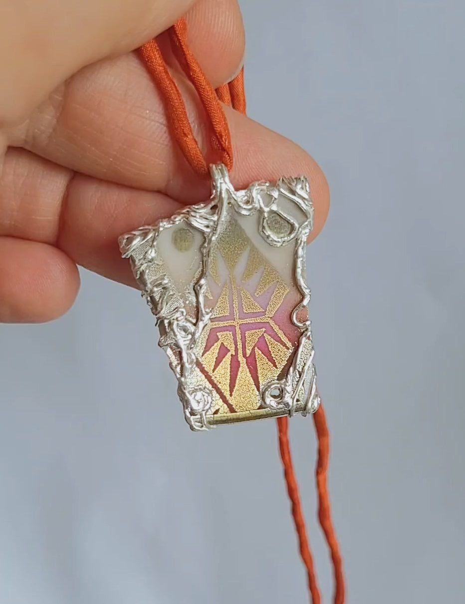 Porzellan-Kettenanhänger viereckig rot-gold | Silberfassung | Einzelstück