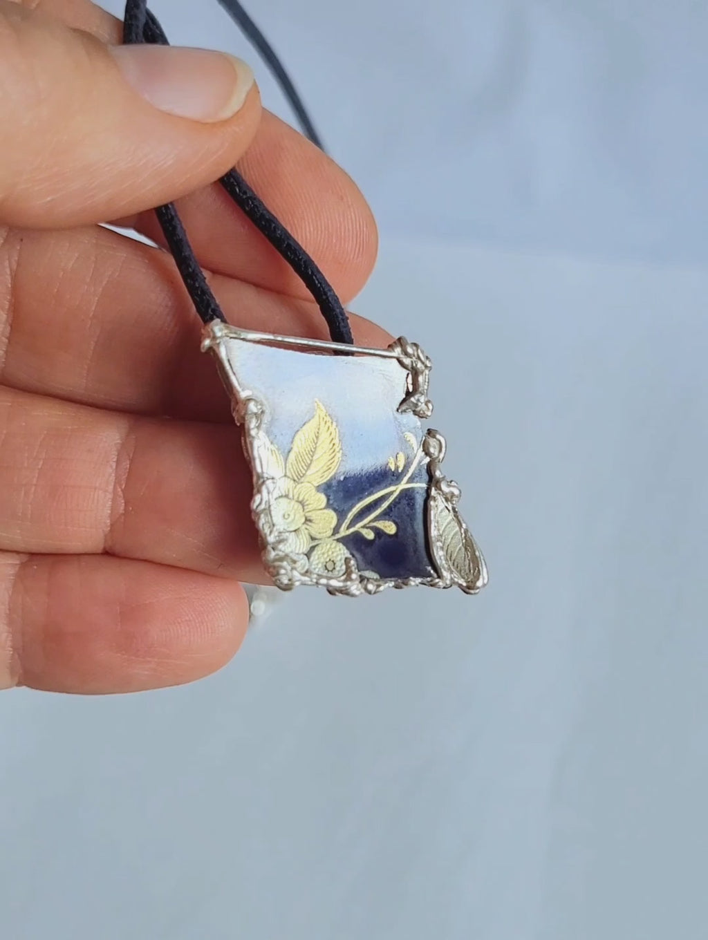 Porzellan-Kettenanhänger blau | Goldmuster | Silberfassung Unikat