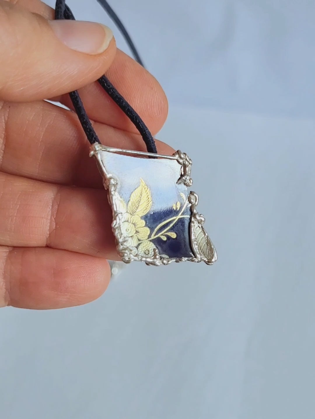 Porzellan-Kettenanhänger blau | Goldmuster | Silberfassung Unikat