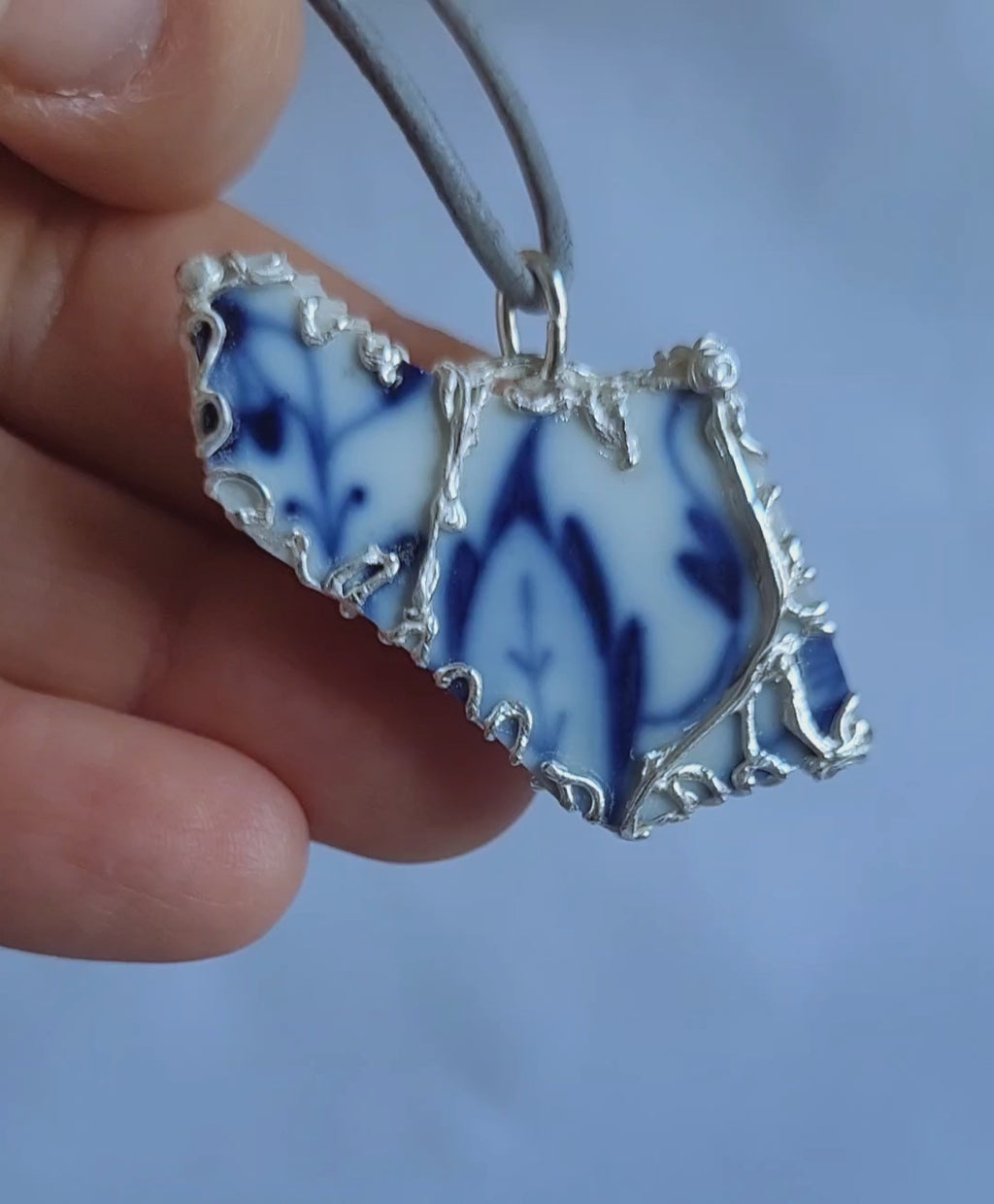 Porzellan-Kettenanhänger blau-weiß breit | Silberfassung | Unikat