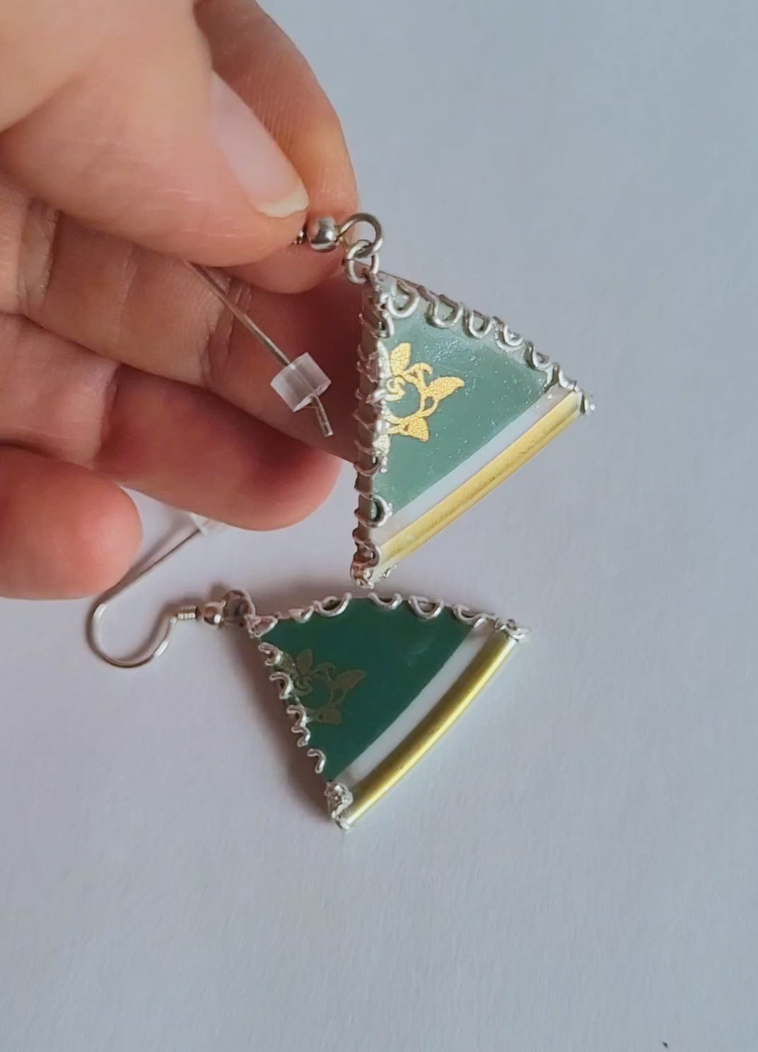 Porzellan-Ohrhänger grün-gold | Blumenmuster | Silberfassung Unikat